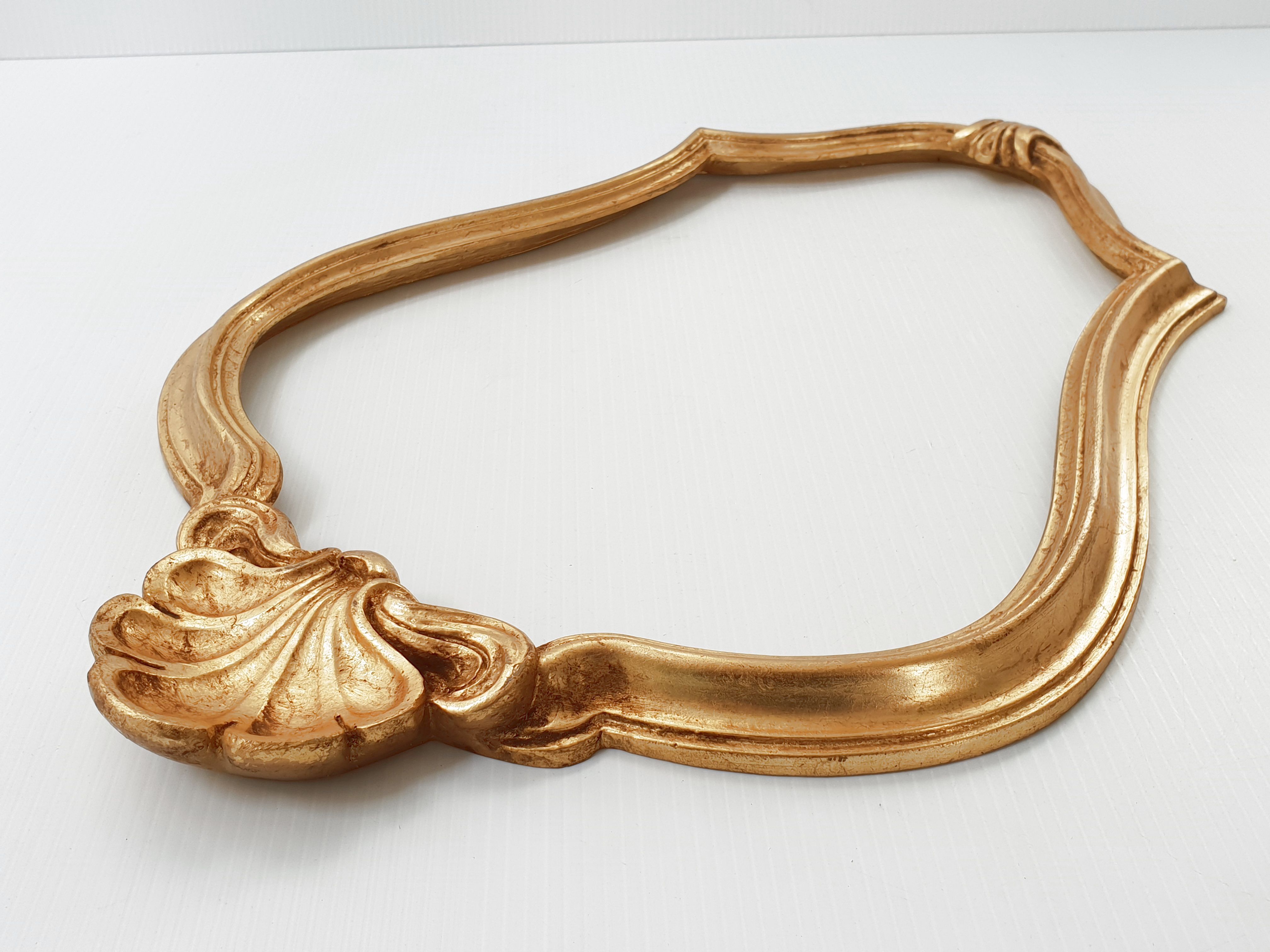 Vintage scallop frame