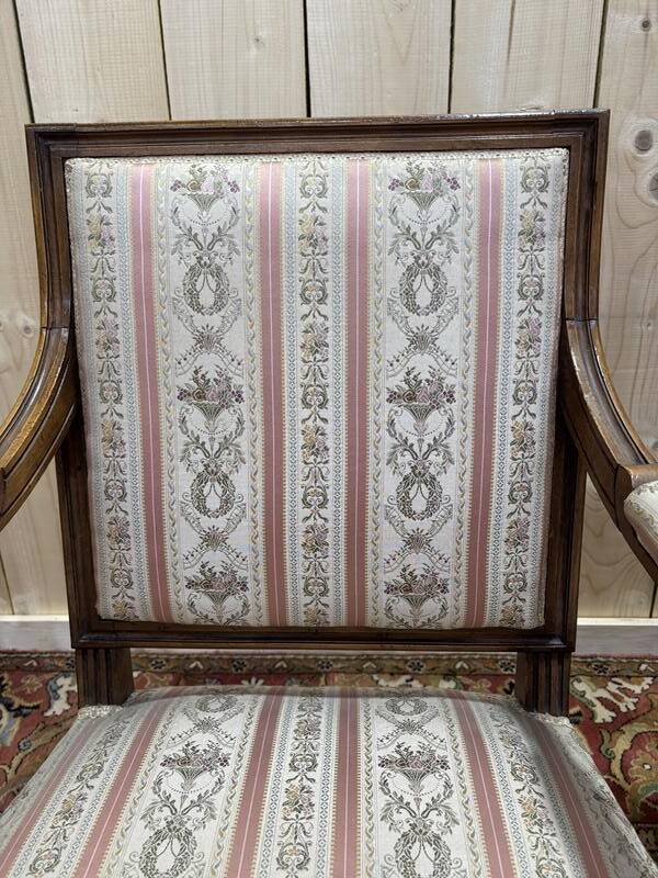 Paire de fauteuils à la reine de style Louis XVI