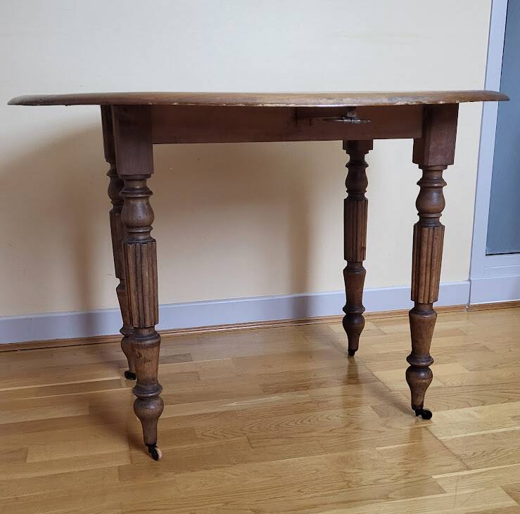 Drop-leaf table (with flaps)