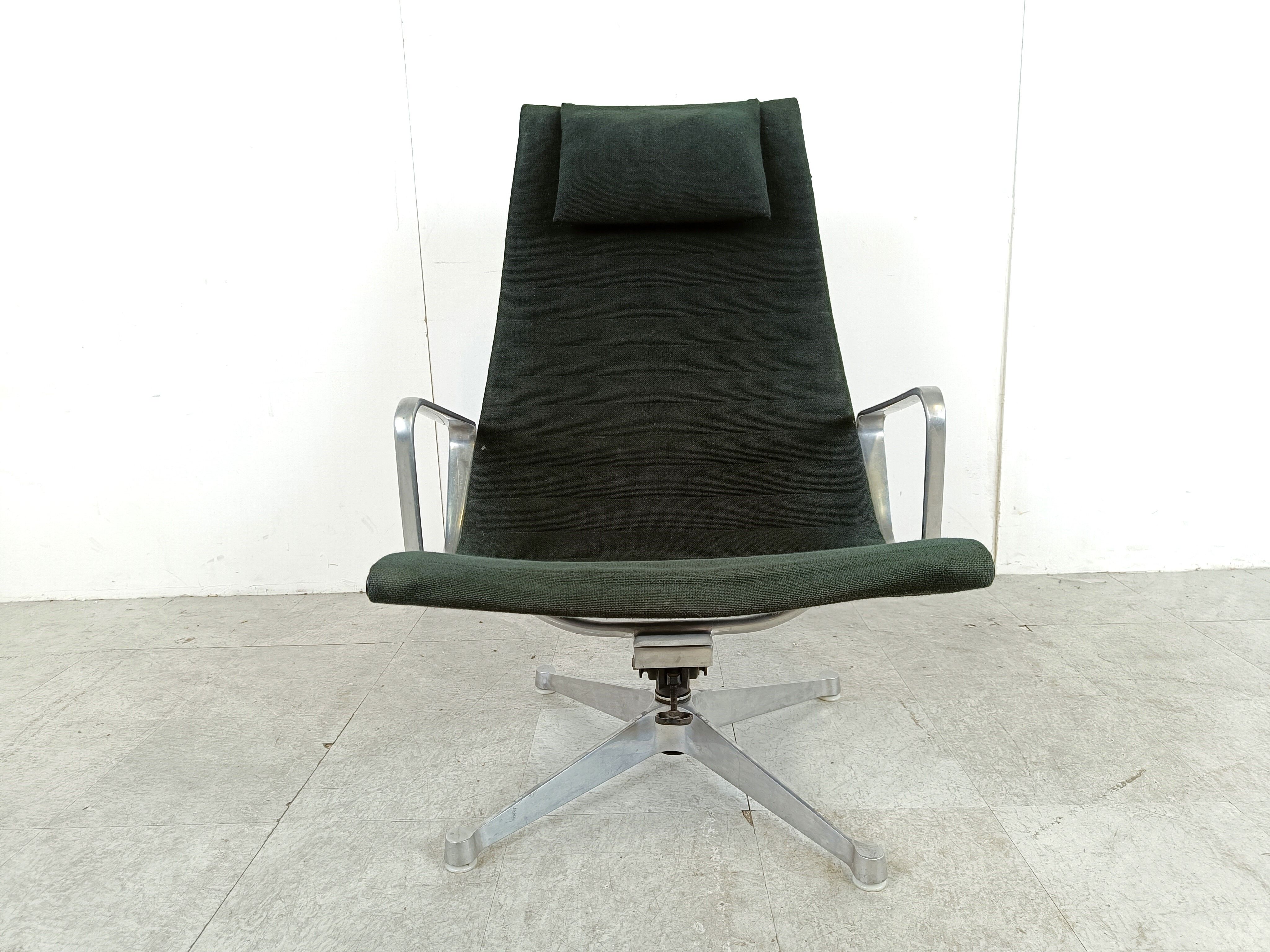 Fauteuil lounge Charles & Ray Eames EA124 en tissu noir, années 1970