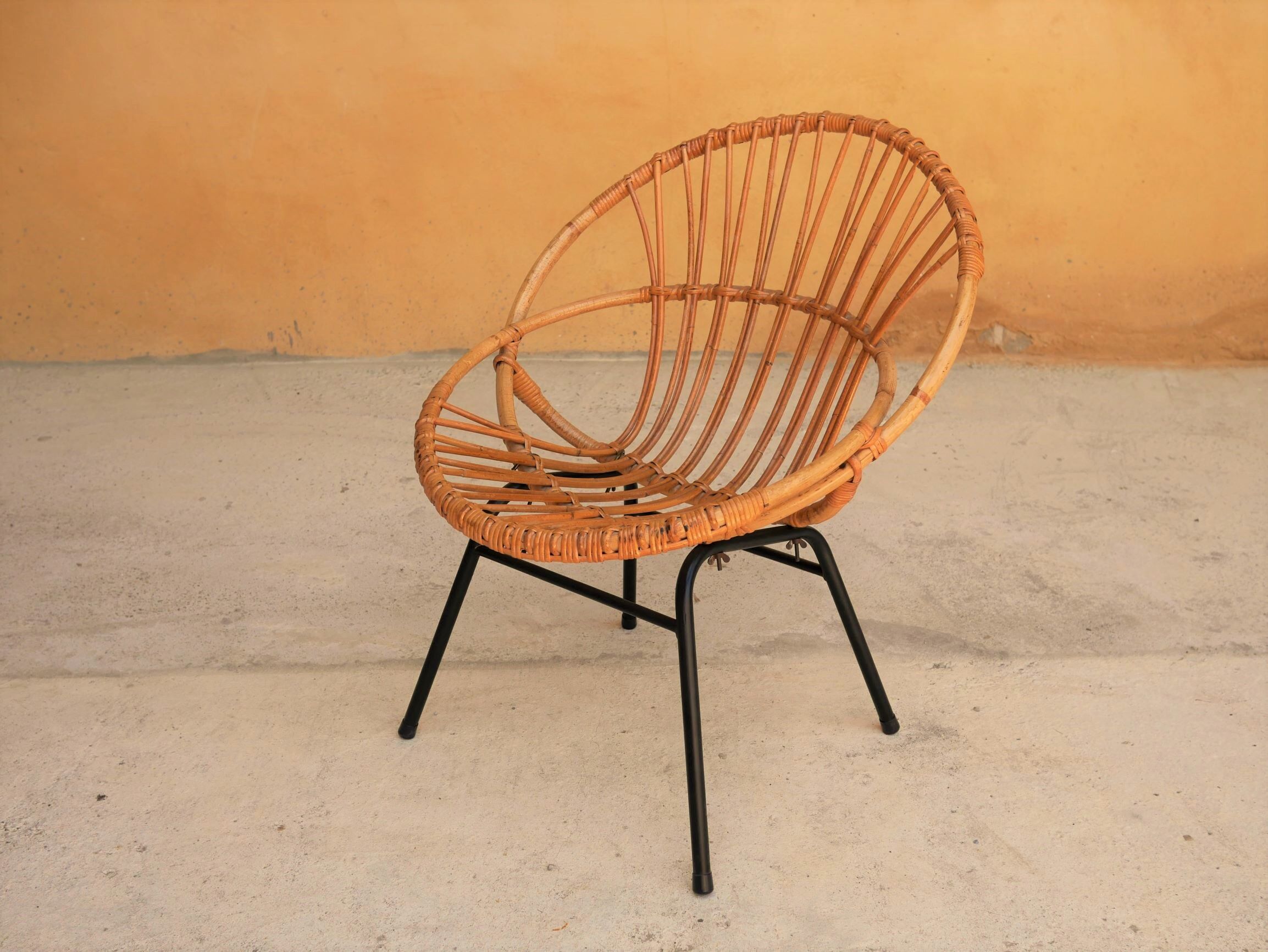 Vintage chair in rattan feet metal