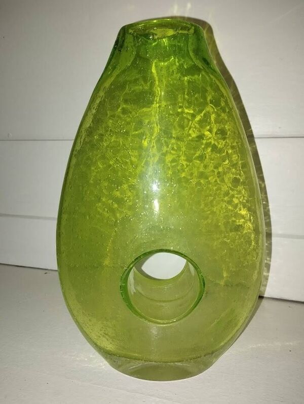 Vase artisanal vintage en verre soufflé vert chartreuse