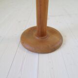 Modern sculptural Scandinavian floor lamp in pine by Uno Kristiansson, Sweden, 1970s.