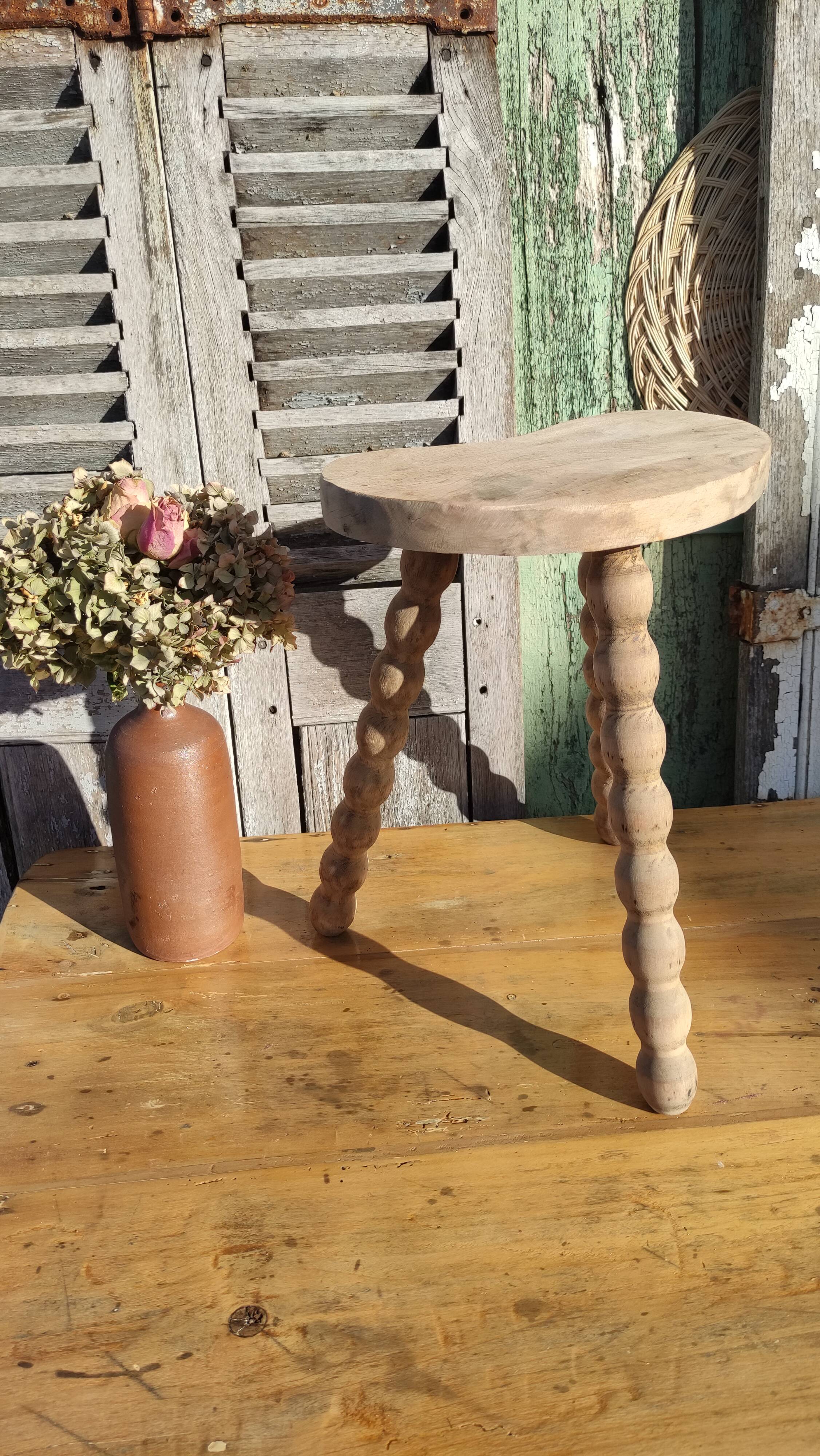Tabouret tripode de vacher en bois brut