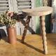 Tabouret tripode de vacher en bois brut