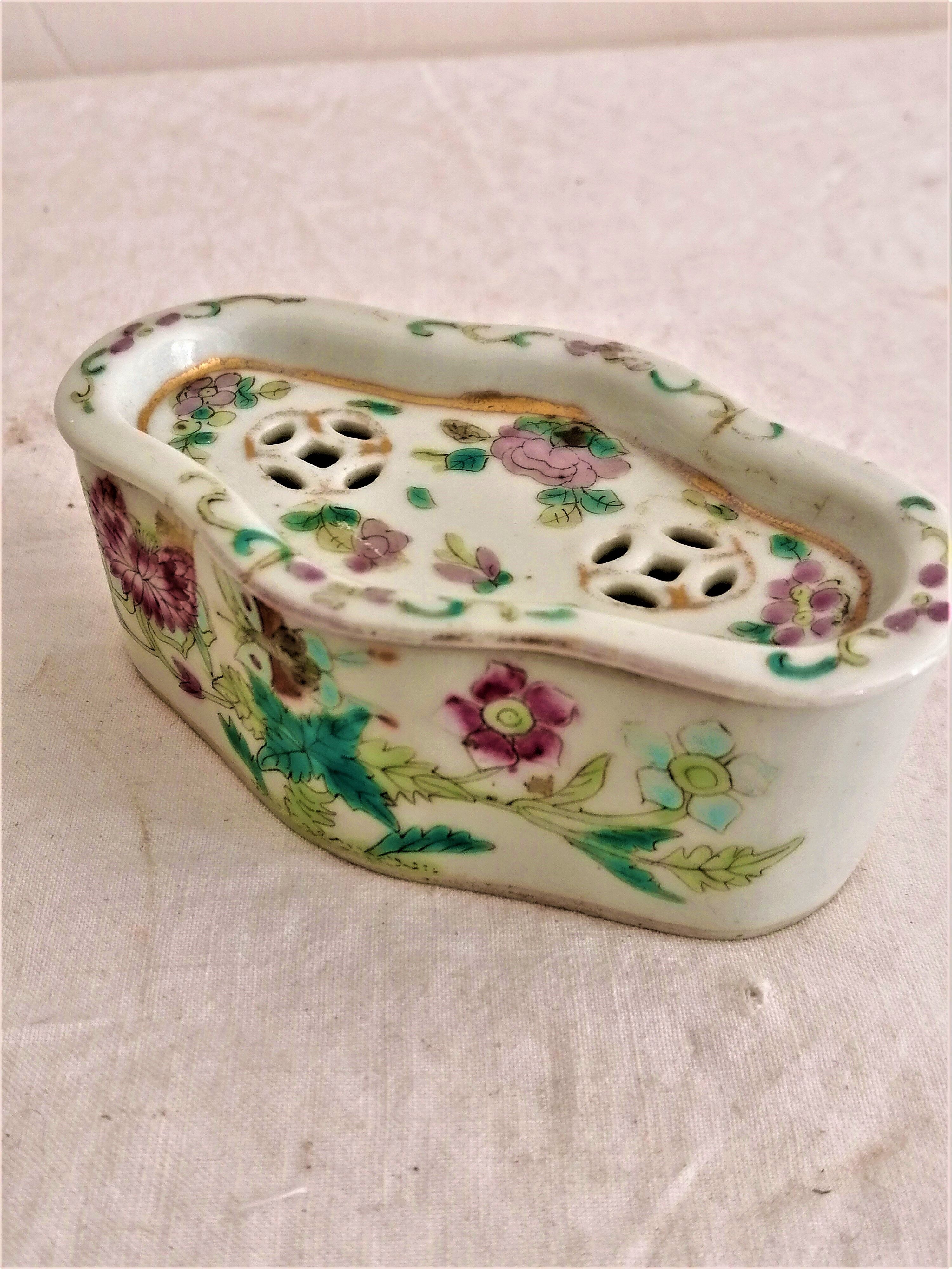 CHINESE PORCELAIN CRICKET BOX. LATE NINETEENTH