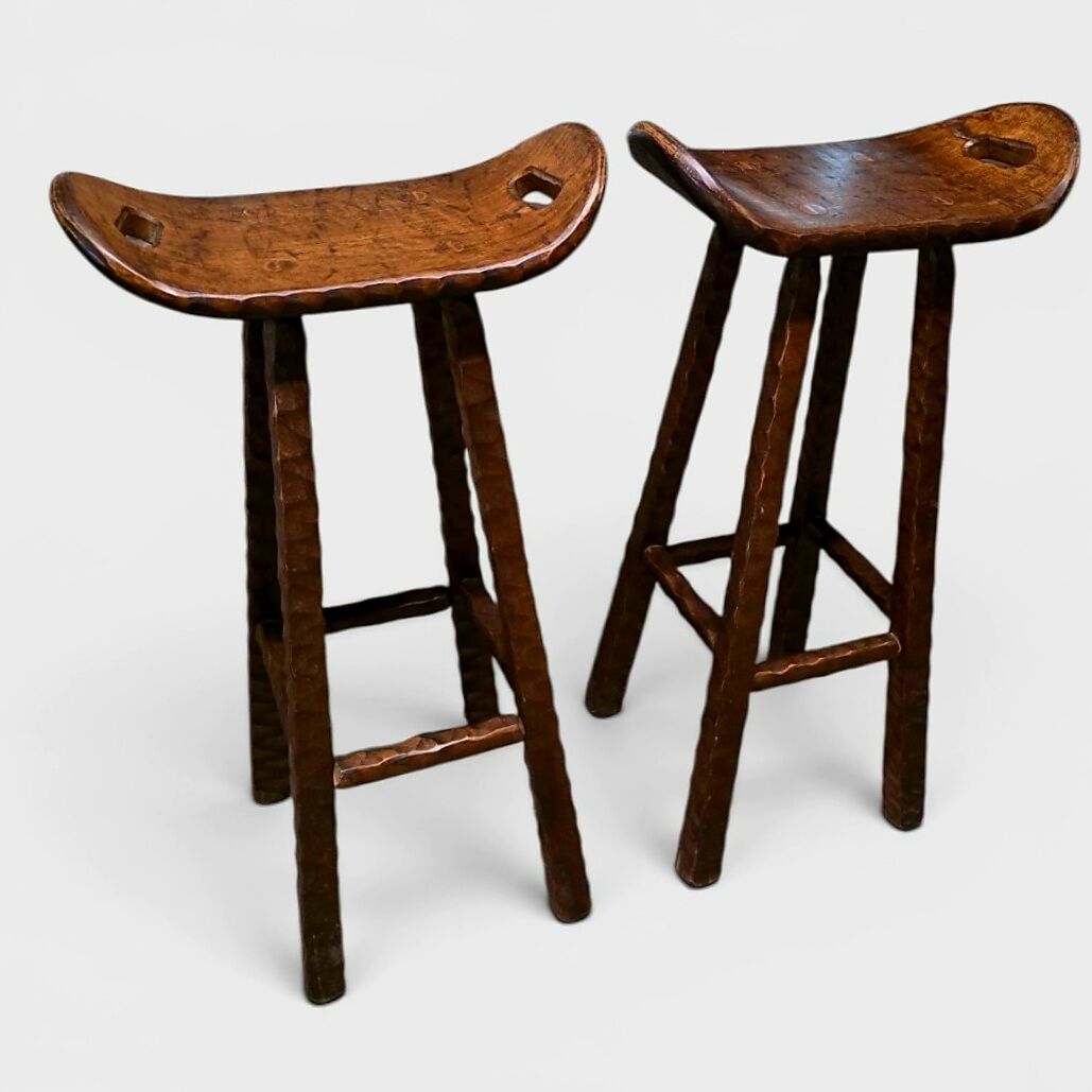 Lot de 2 tabourets brutalistes en bois massif taillé main