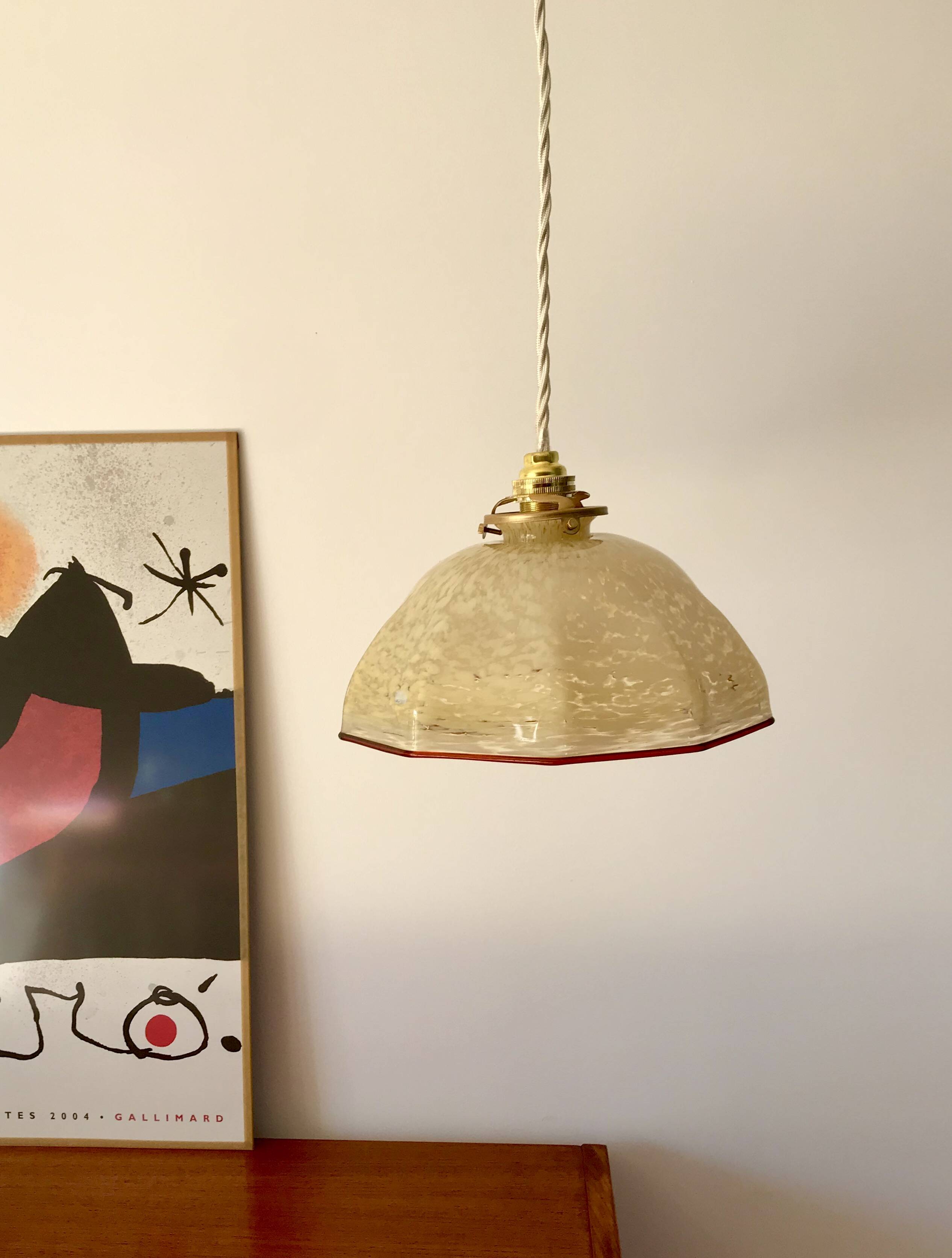 suspension graphique en verre de Clichy jaune et liseré bordeaux années 40-50