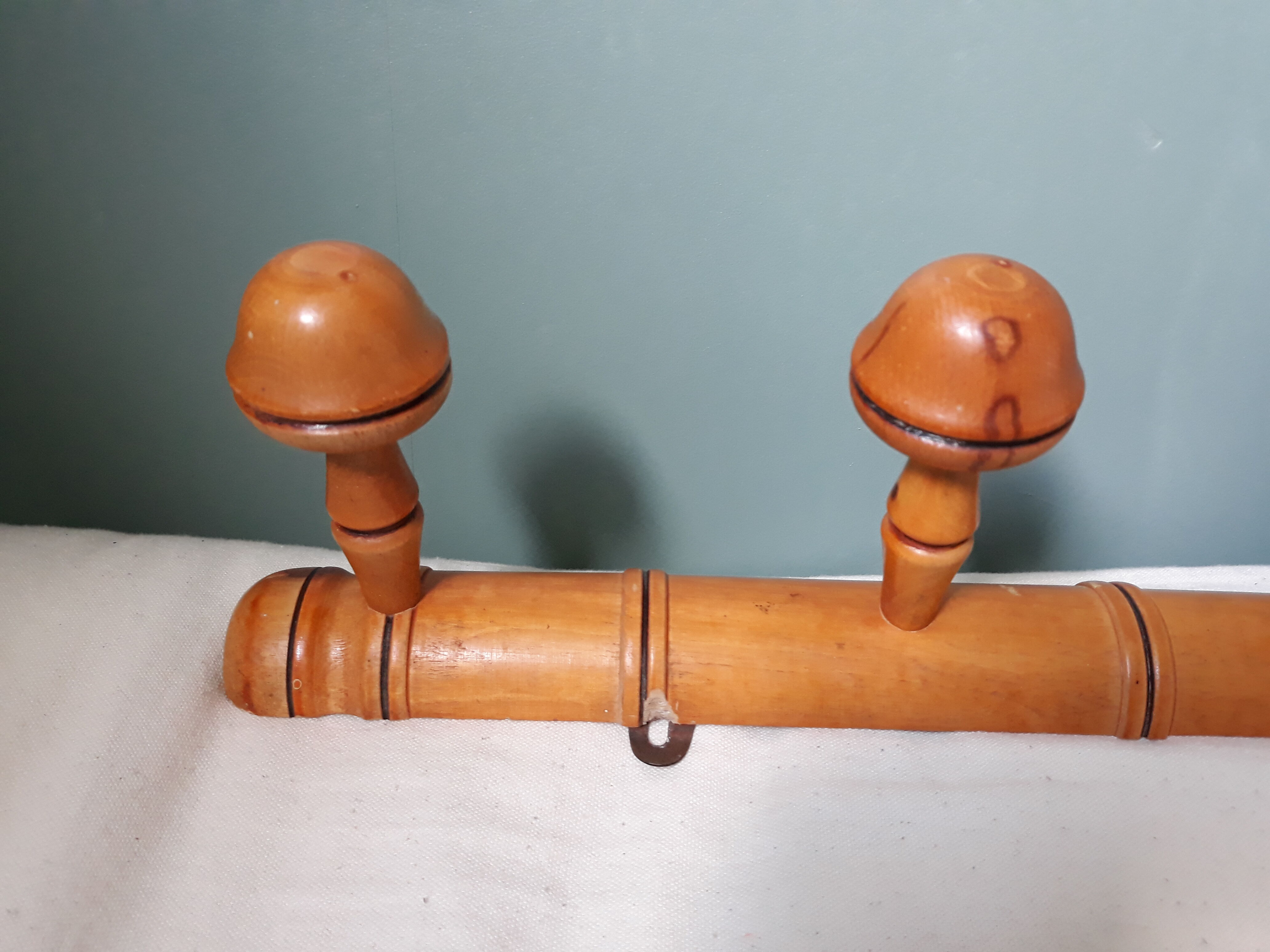 Bamboo-like wall coat rack with 5 mushroom hooks