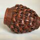 Vase couvert en bois recouvert de bambou tressé