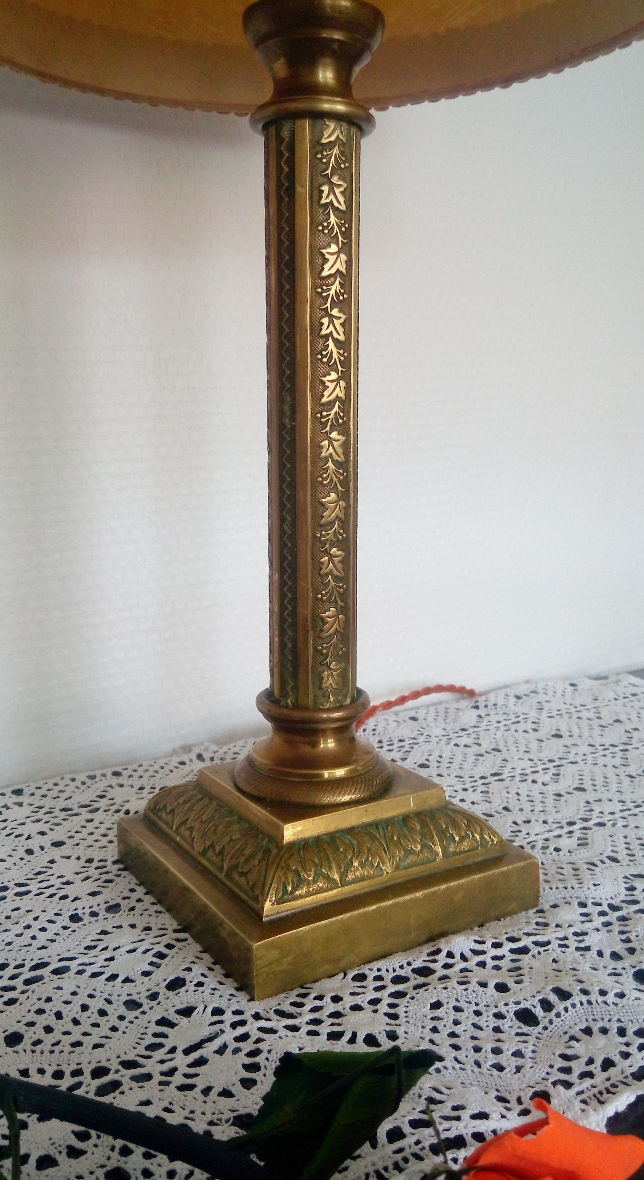 Bronze and brass table lamp, floral decoration with vine leaves