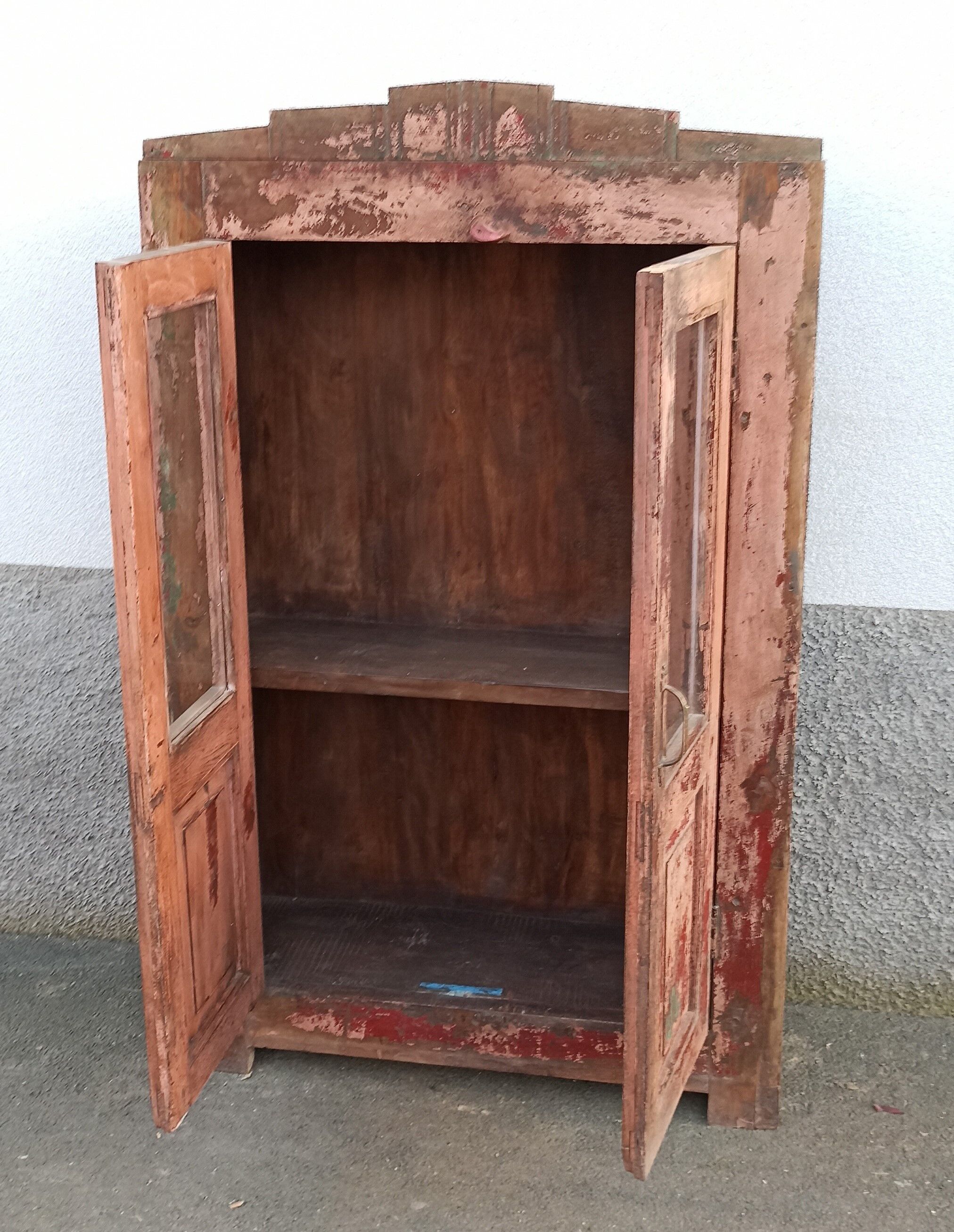 Armoire en bois rose avec portes vitrées