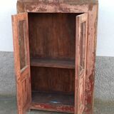 Armoire en bois rose avec portes vitrées