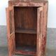 Armoire en bois rose avec portes vitrées