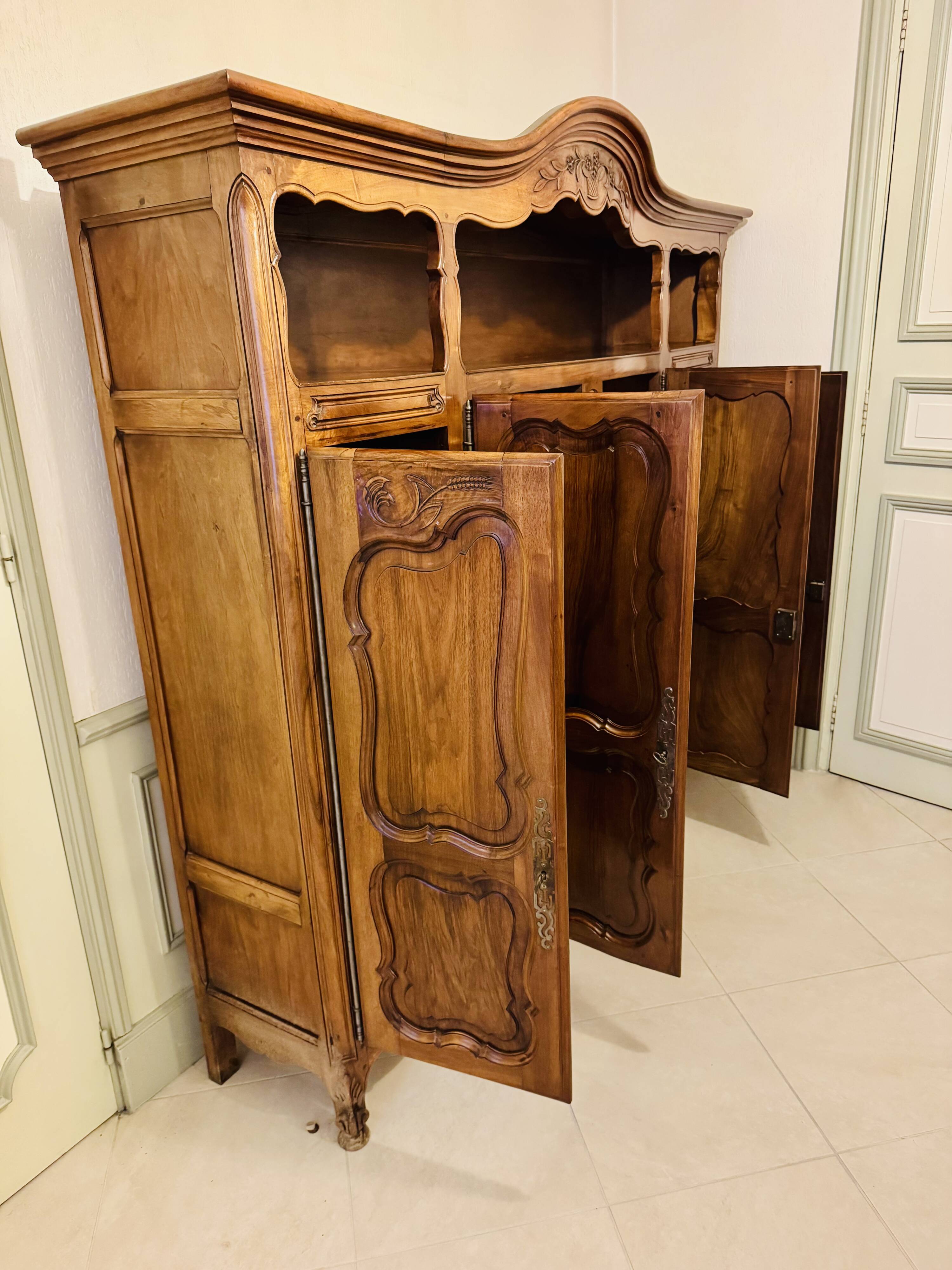 Magnificent two-body sideboard in carved walnut, Louis XV style.