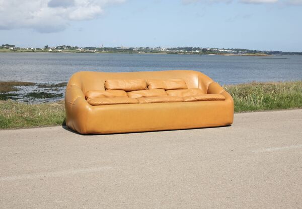 Canapé 3 places ''space age'', simili-cuir orangé,  années 70