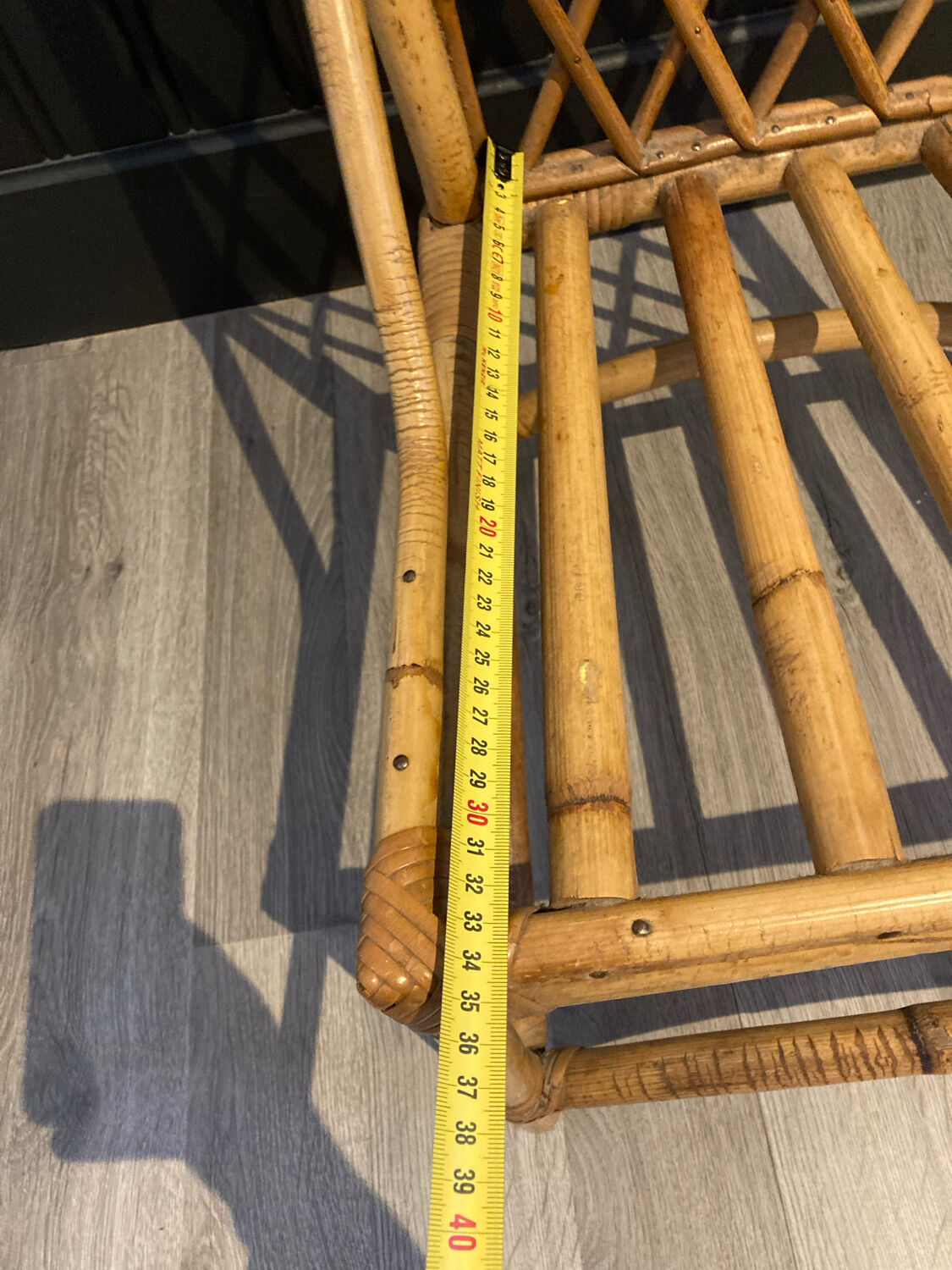 Chaise basse en rotin dans le goût d'Audoux-Minet