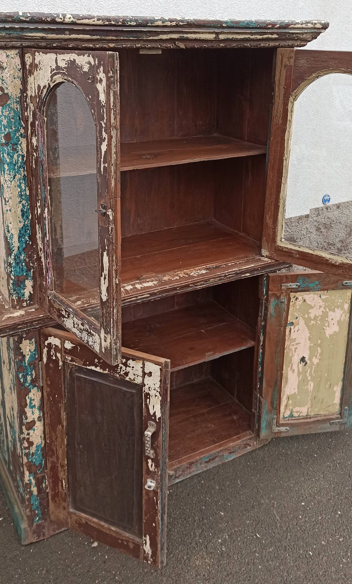 Armoire vitrée en bois ancienne patinée