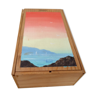 Boîte en bois résineux clair avec peinture signée Vallauris
