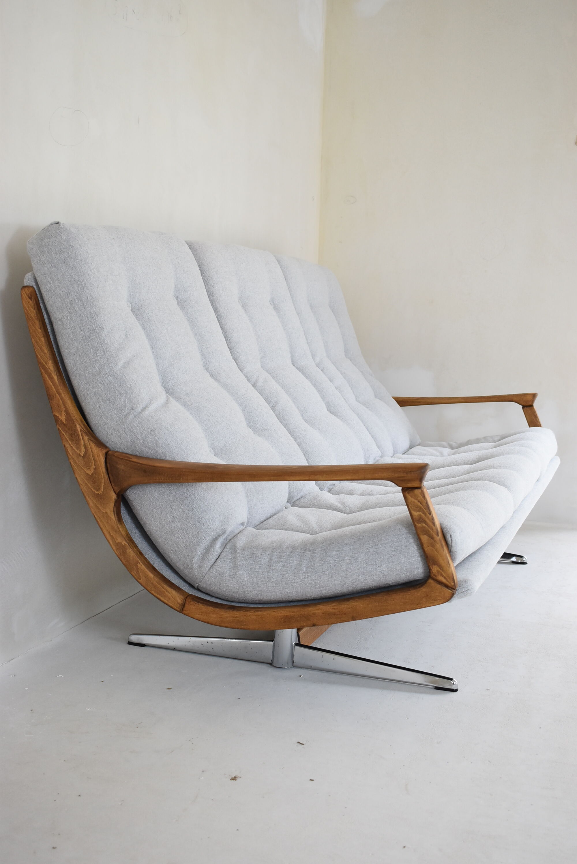 Canapé scandinave original, années 1960, vintage, entièrement restauré, tissu gris clair