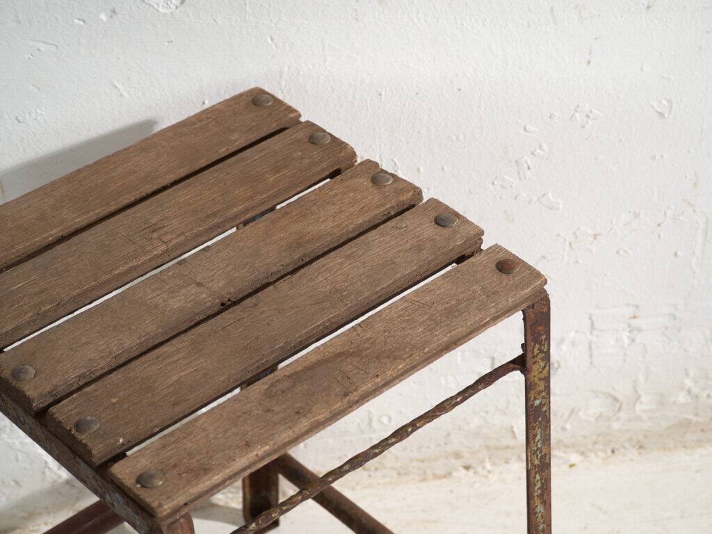 Tabouret industriel ancien en bois de pin et fer – Europe centrale, vers 1950