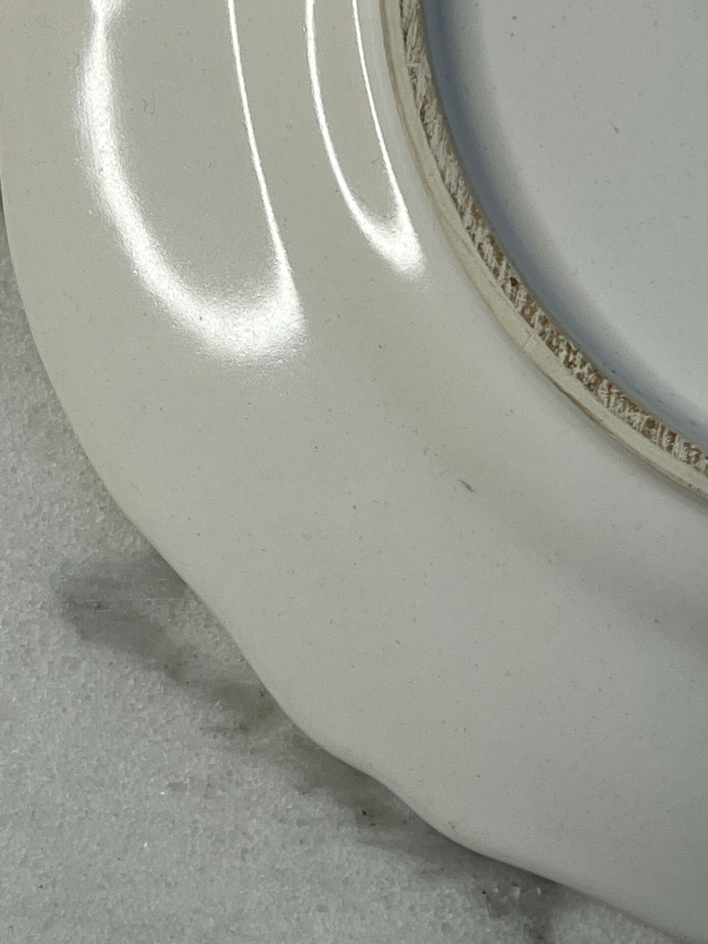 Assiette en faïence de Moustiers signée 23cm