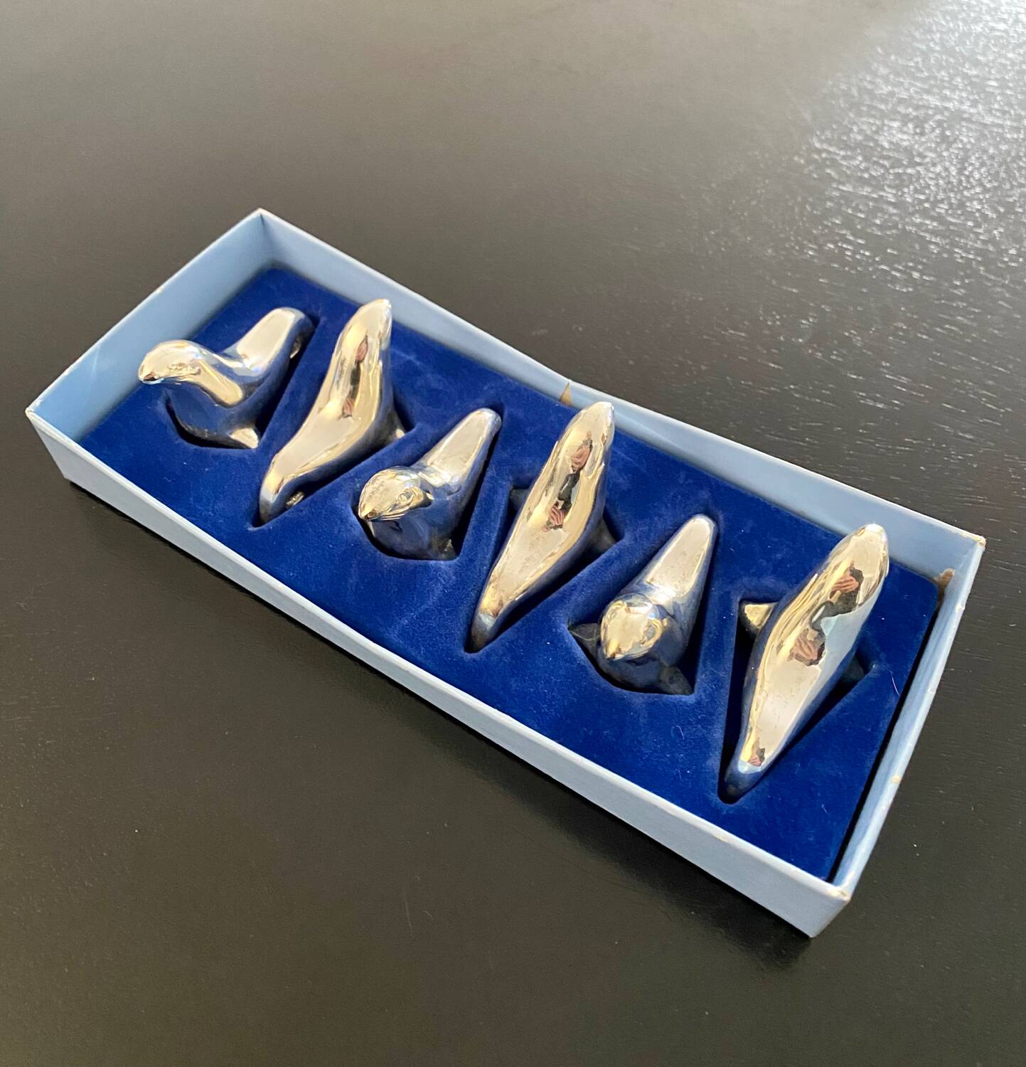 6 dolphin-shaped knife holders in silver-colored metal
