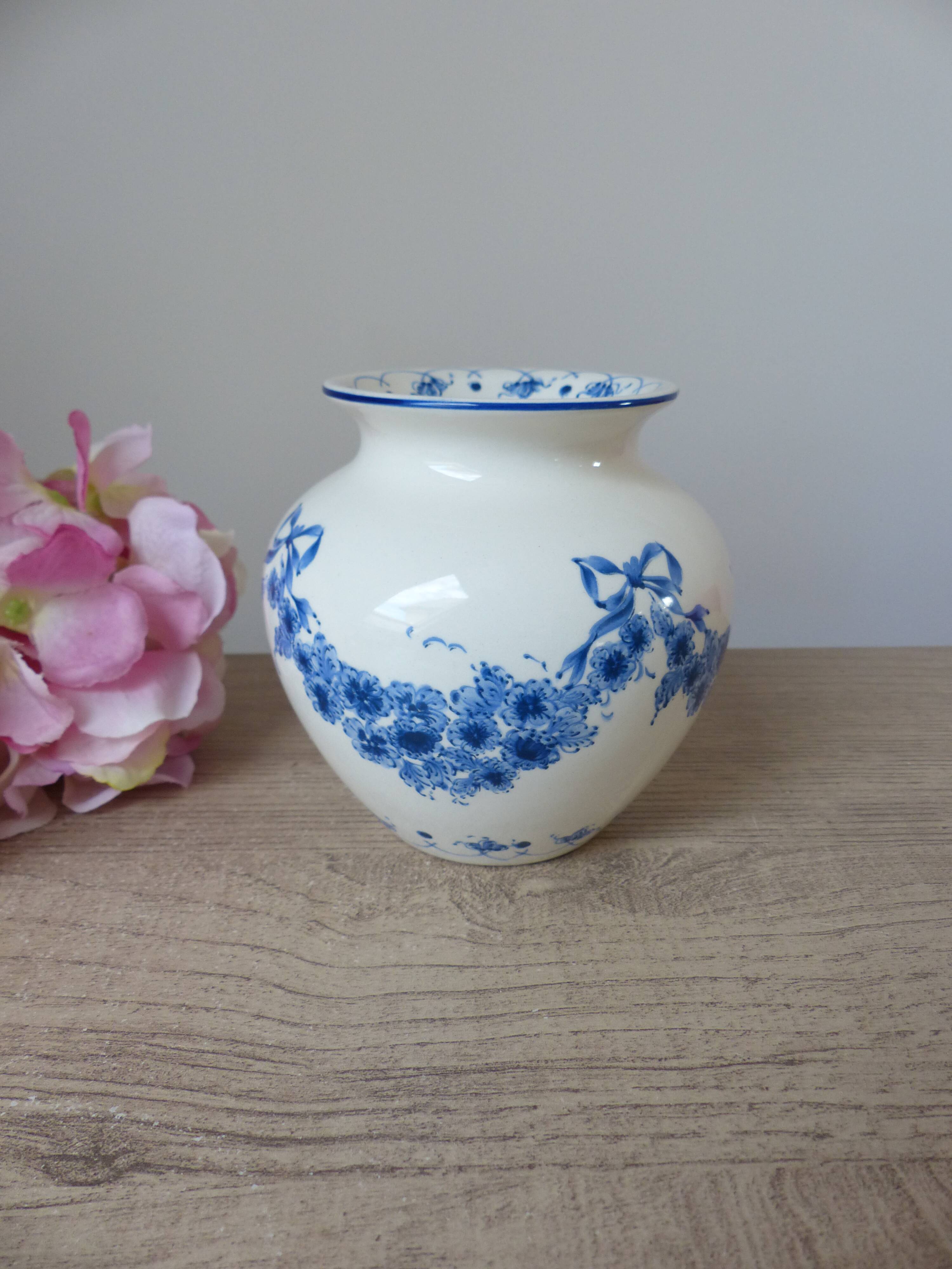 Vase boule signé Sia "Blue Garland"