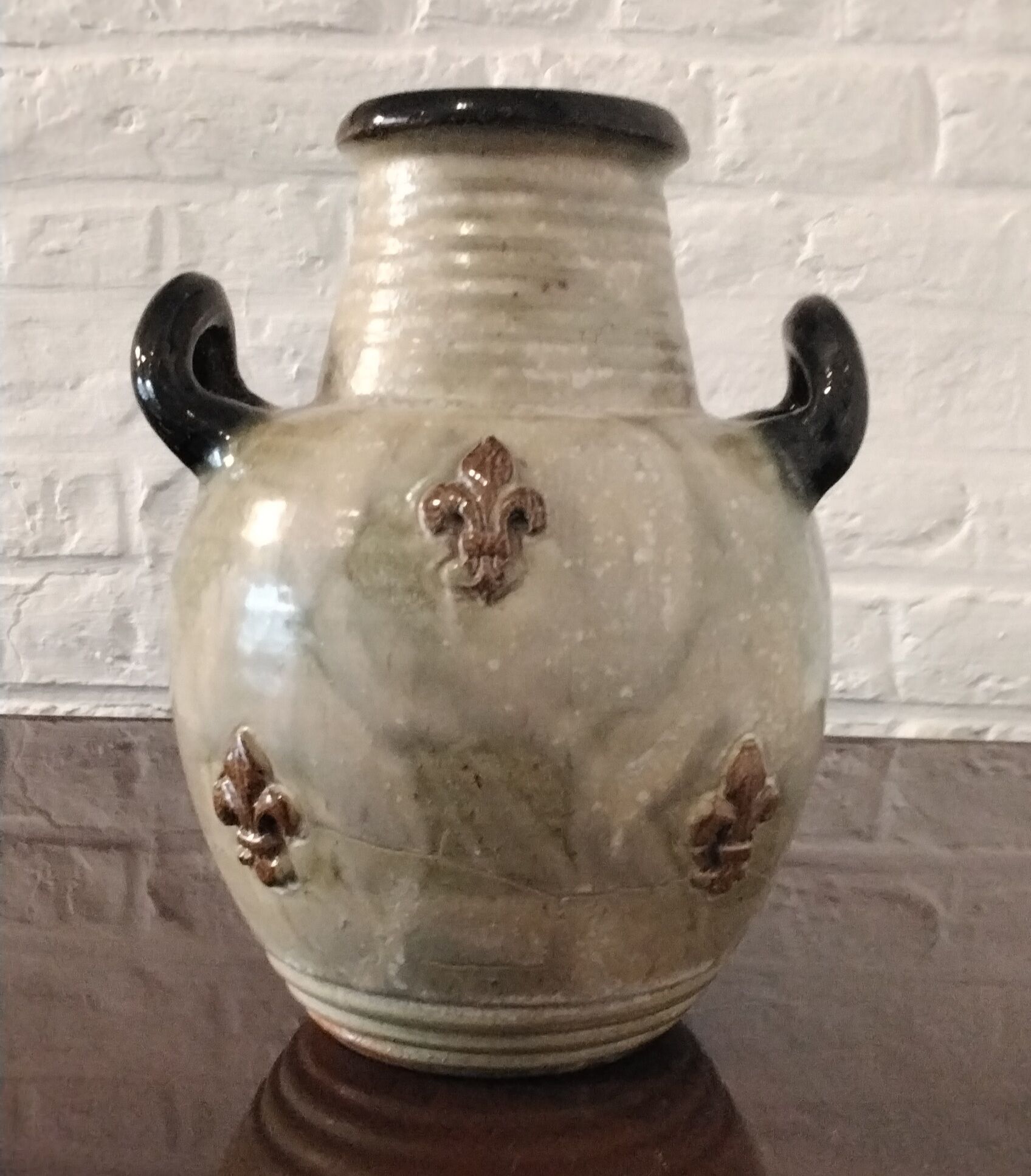 Vase with handles in Guérin sandstone