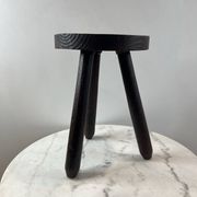 Tabouret tripode en bois tourné patiné