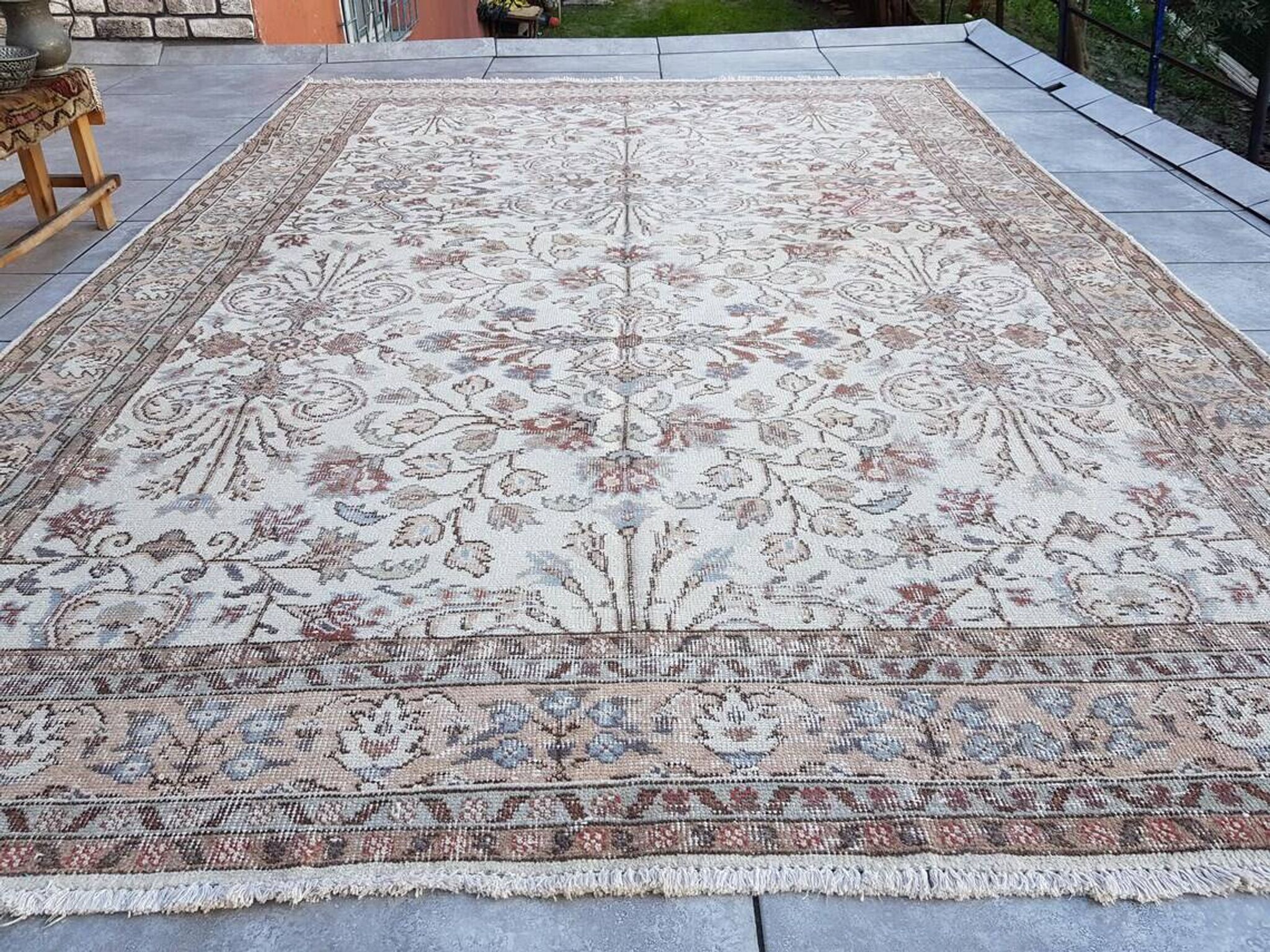 Tapis Oushak beige anatolien au sol sku 2781