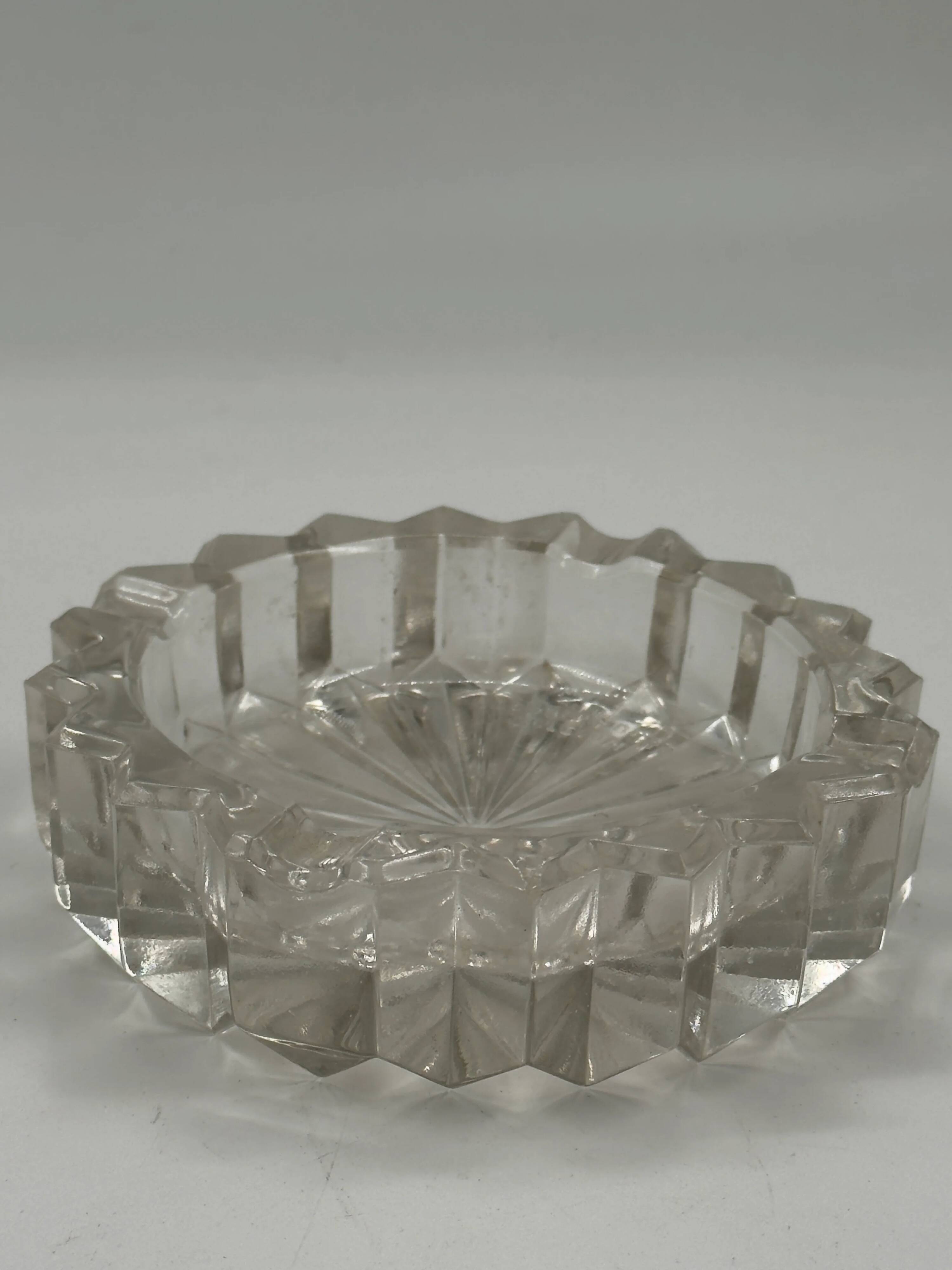 Cendrier vintage en verre pressé à facettes avec base en soleil