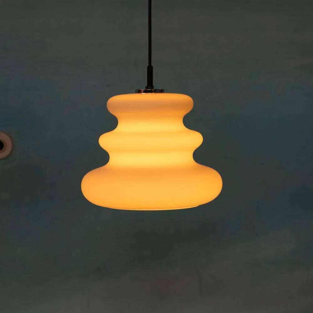 Suspension en verre opalin d'époque spatiale, pendentif en forme organique