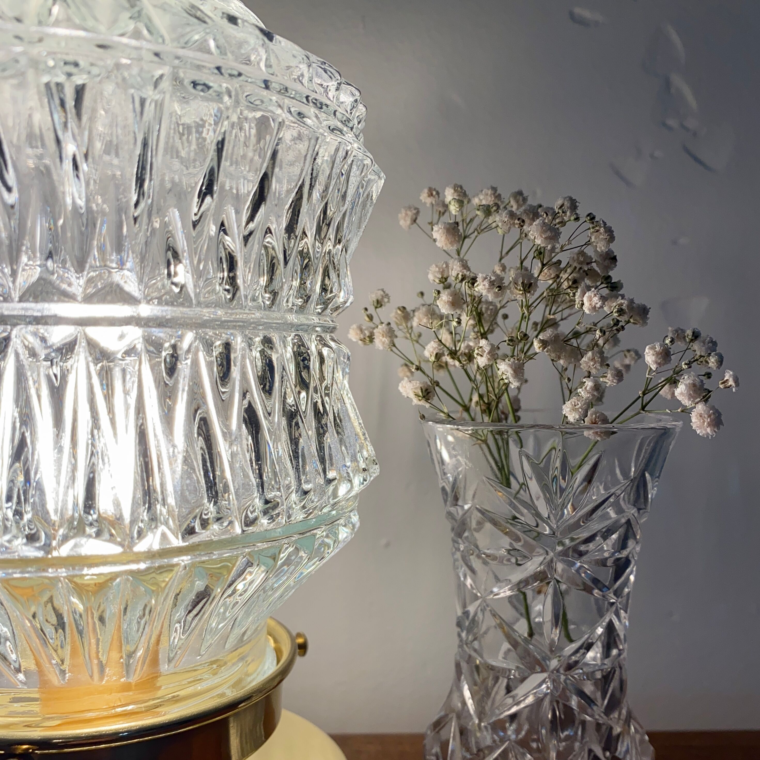 Lampe à poser globe vintage en verre moulé