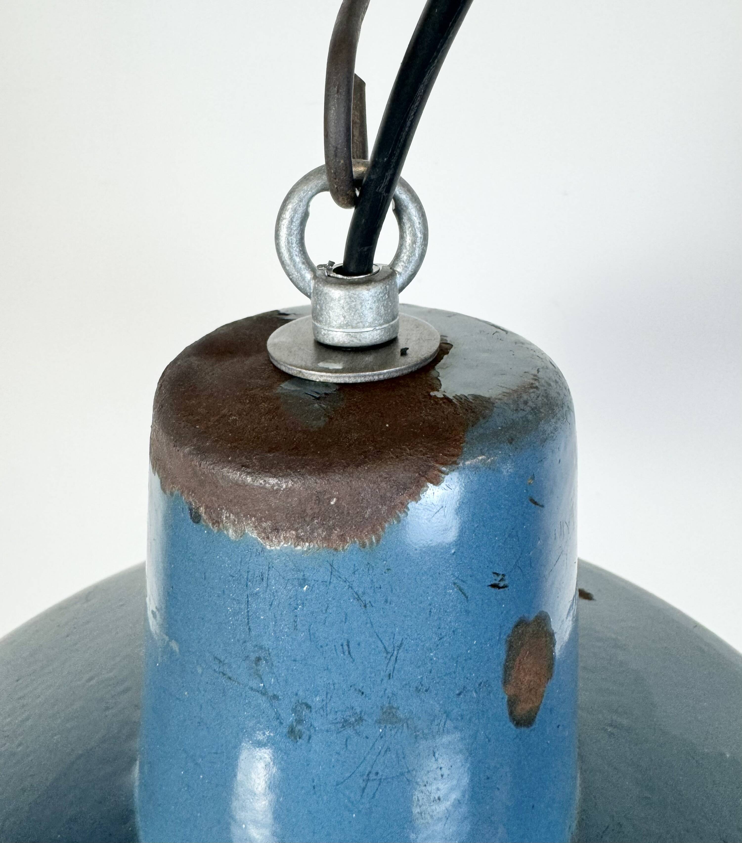 Lampe à suspension industrielle en émail bleu, années 1960