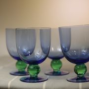 Verres à pieds vintage fins bleus et verts