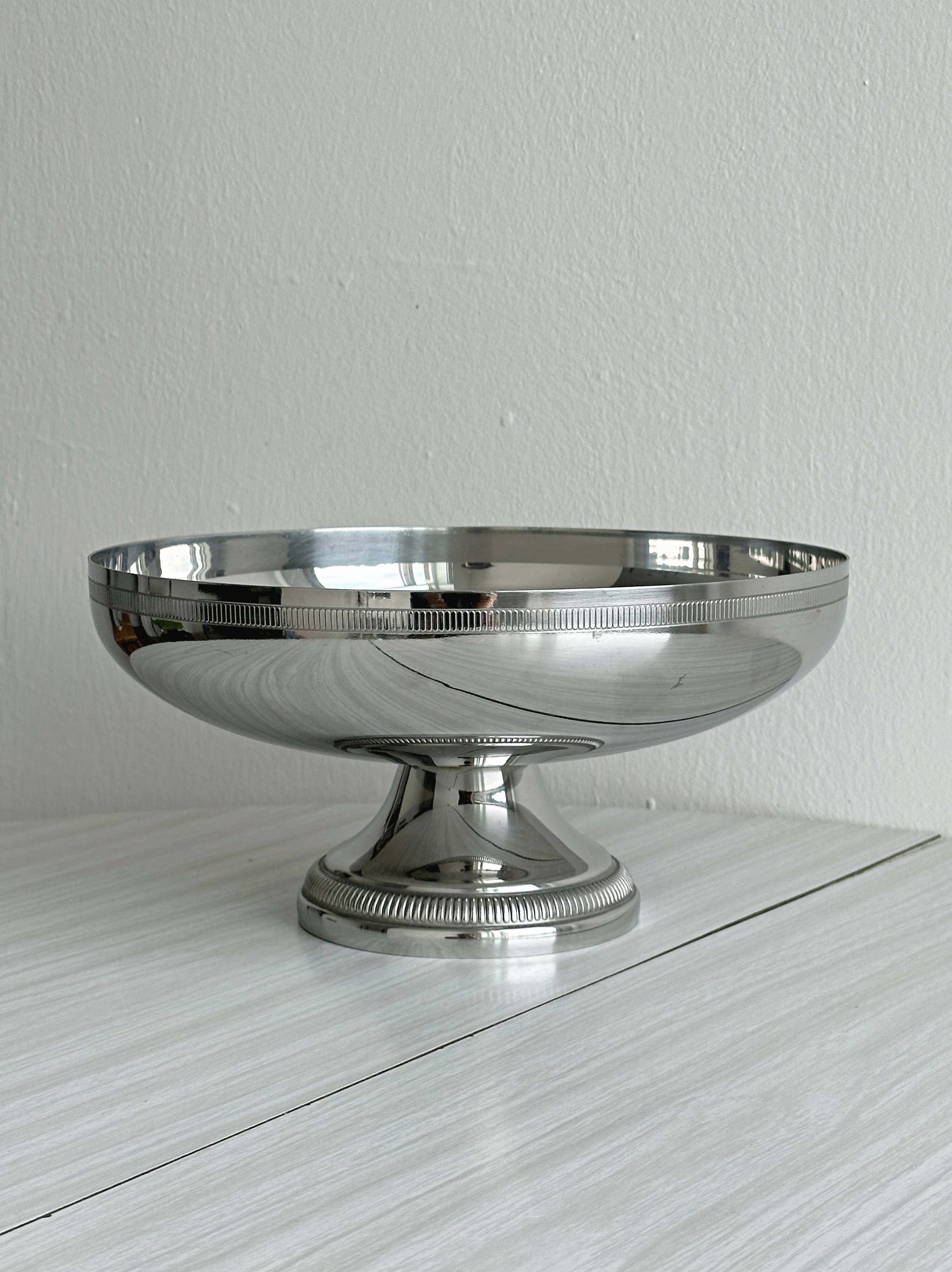 Coupe sur pied en métal inox argenté