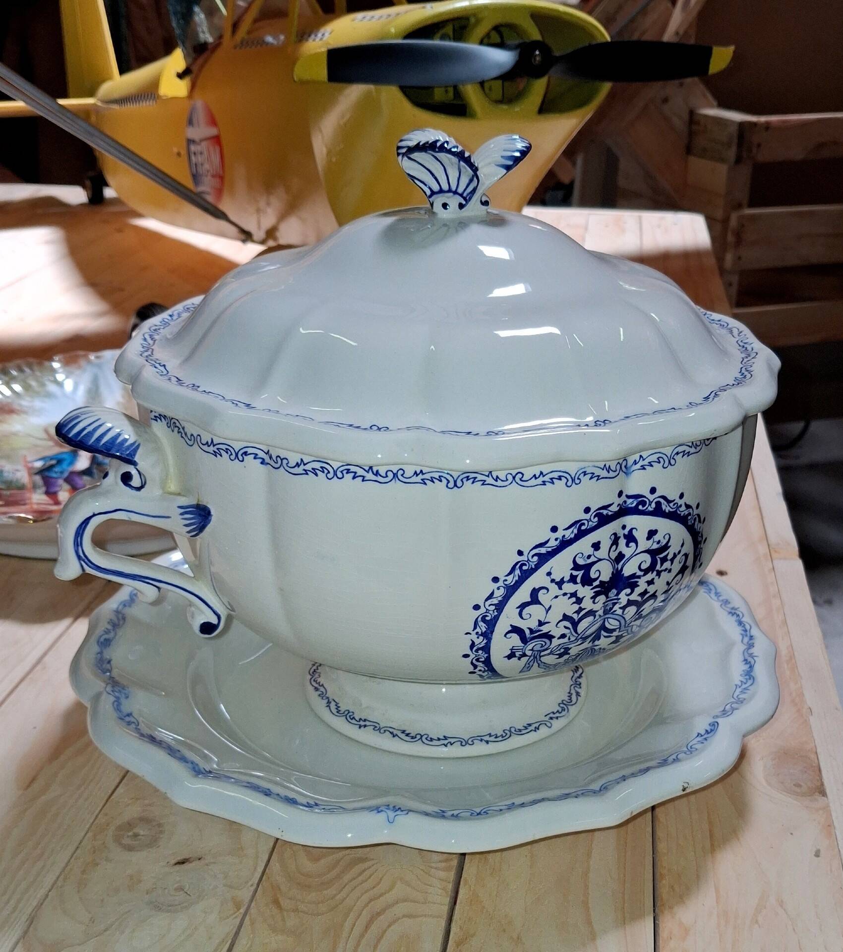 Covered soup tureen and its stand in Gien earthenware –