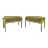 Ensemble de deux poufs de style vintage, en bois vert et tapisserie en bouclé.