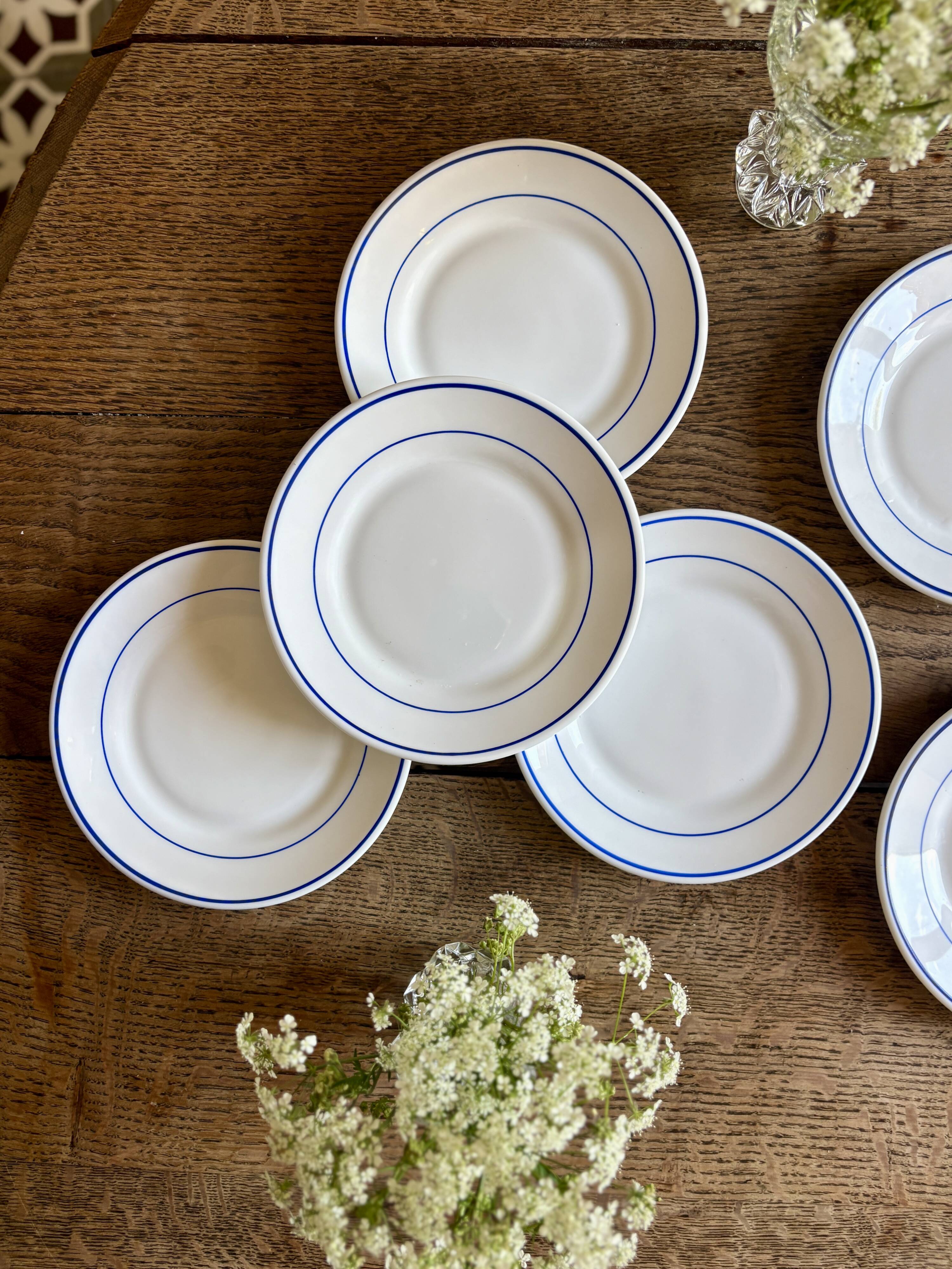 Set of 6 Arcoroc bread or dessert plates.