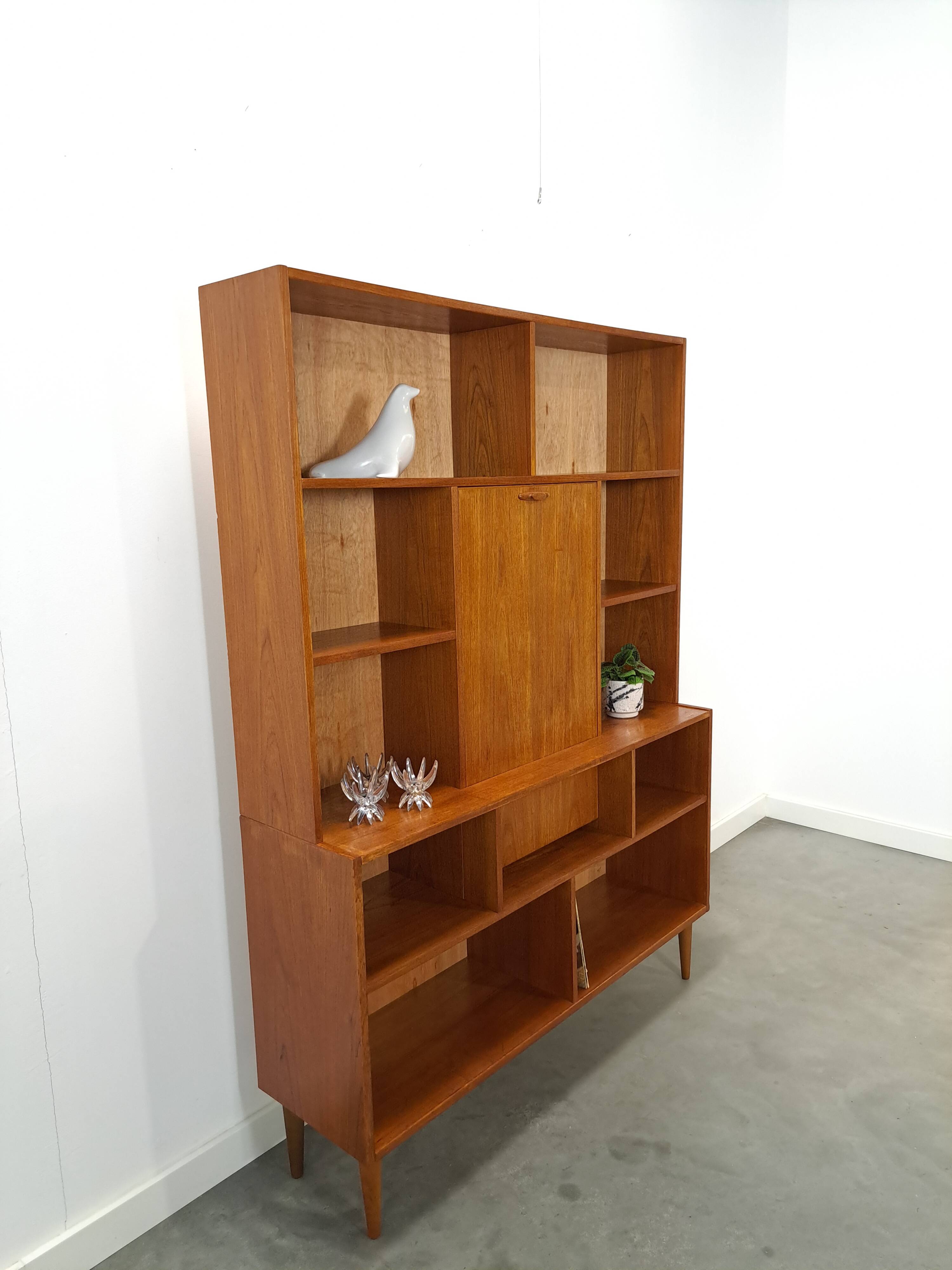 Deens hoge teak vakkenkast met bar vintage wandkast