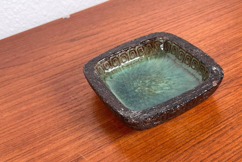 Danish studio pottery bowl from the mid-century by Jytte Trebbien and Harry Nielsen for Tusbo, 1960s.