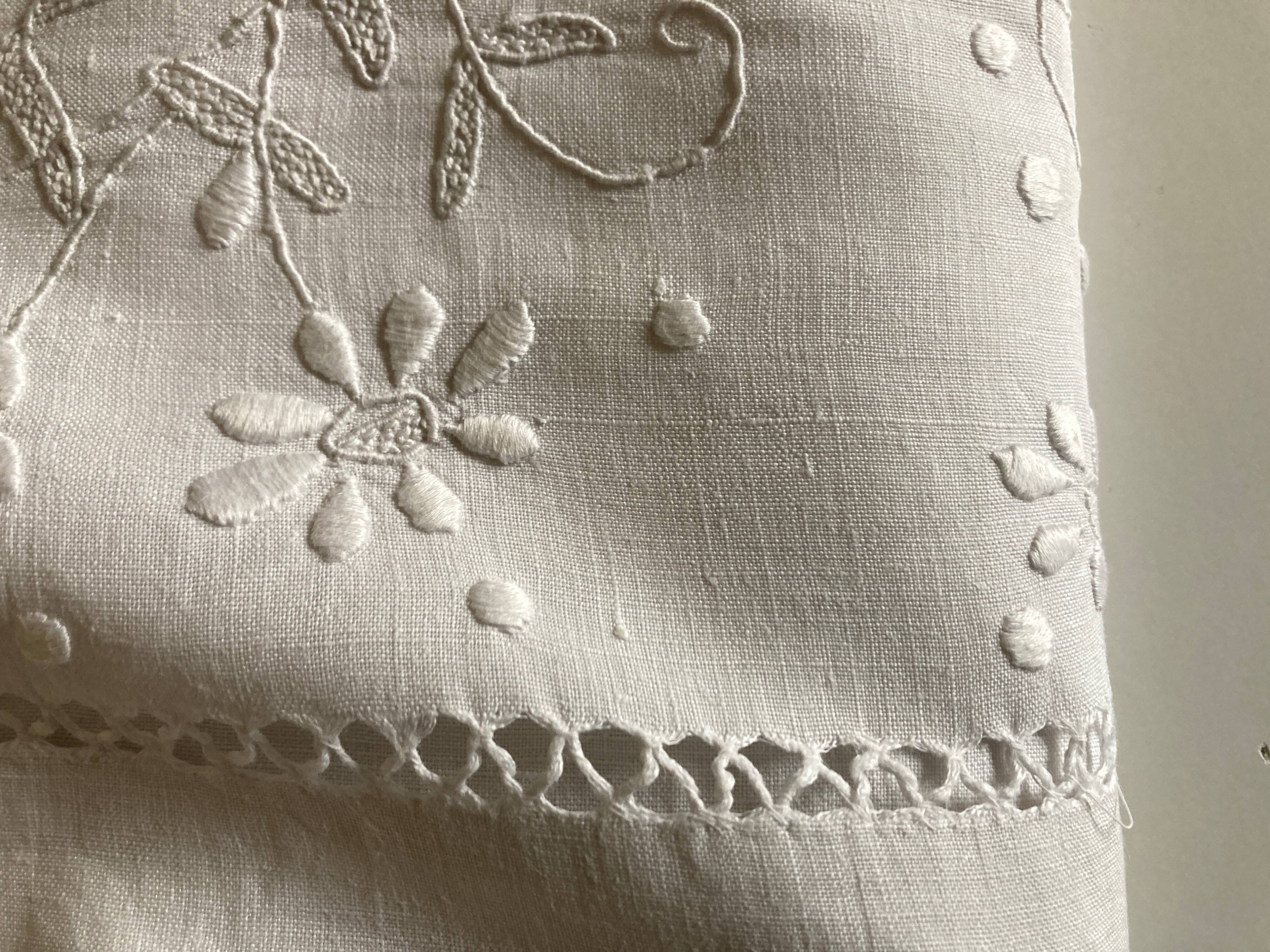 Spring cloth in linen canvas embroidered with daisies 1950