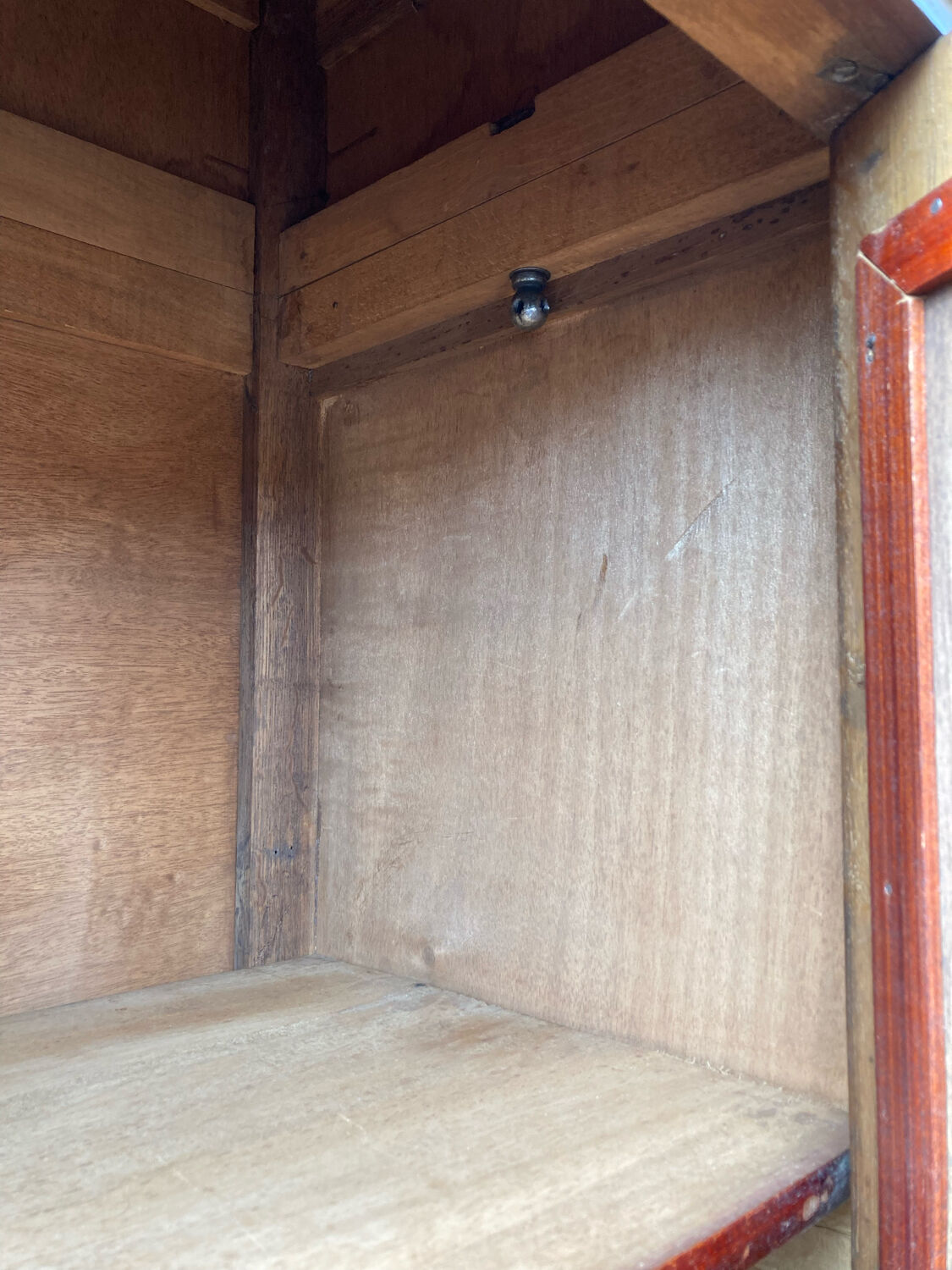 Parisian cabinet with shelves