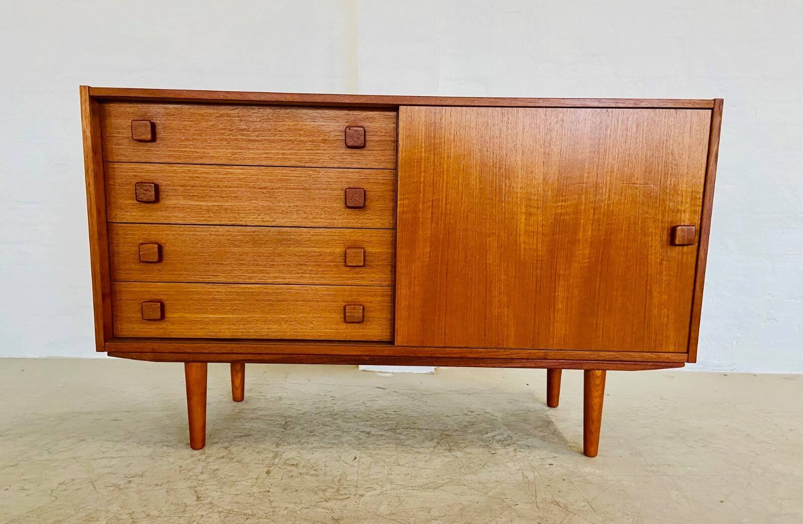 Buffet danois rétro vintage en teck du milieu du siècle par Domino Møbler