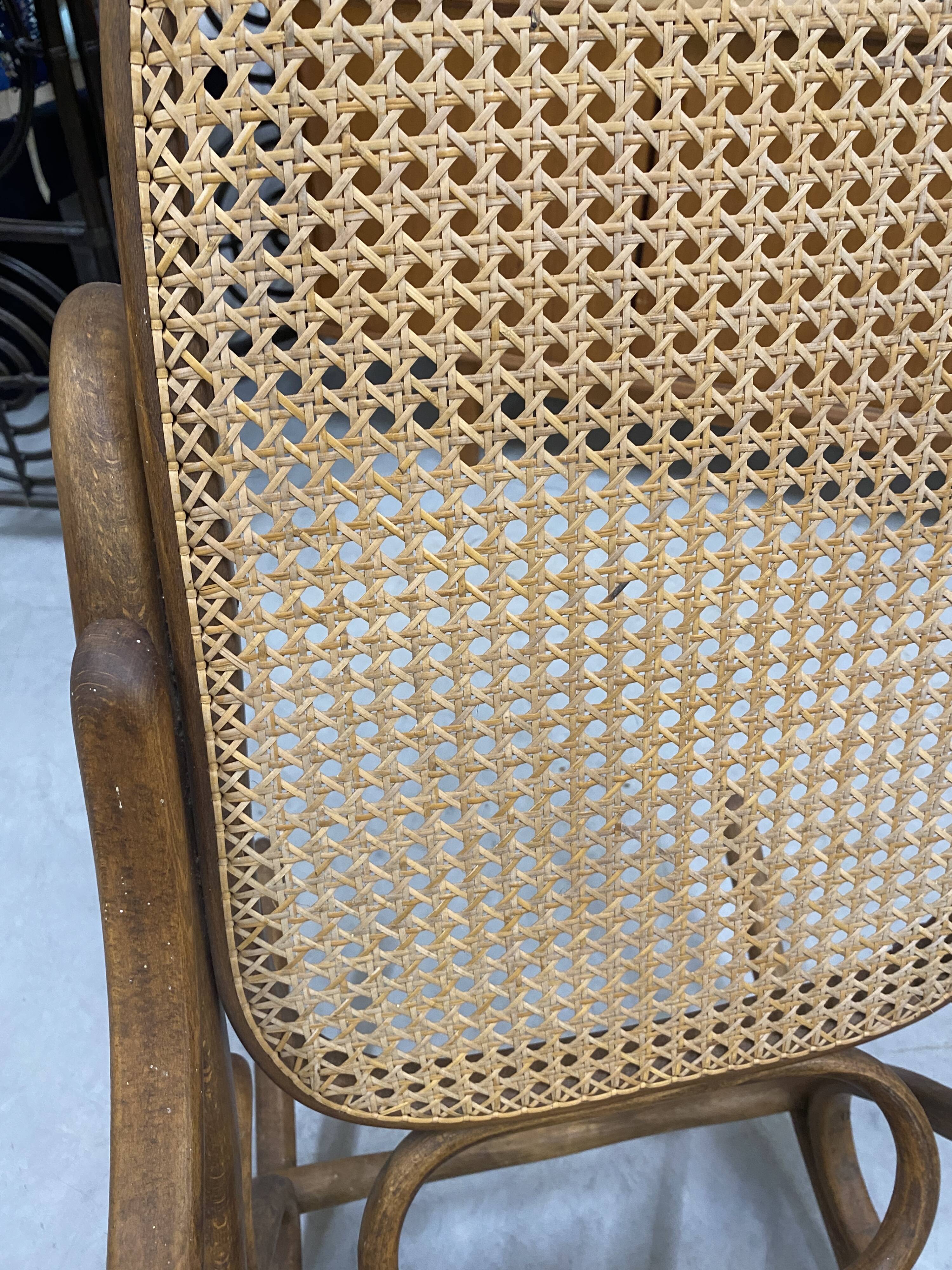 Rocking chair Thonet en bois courbé et cannage