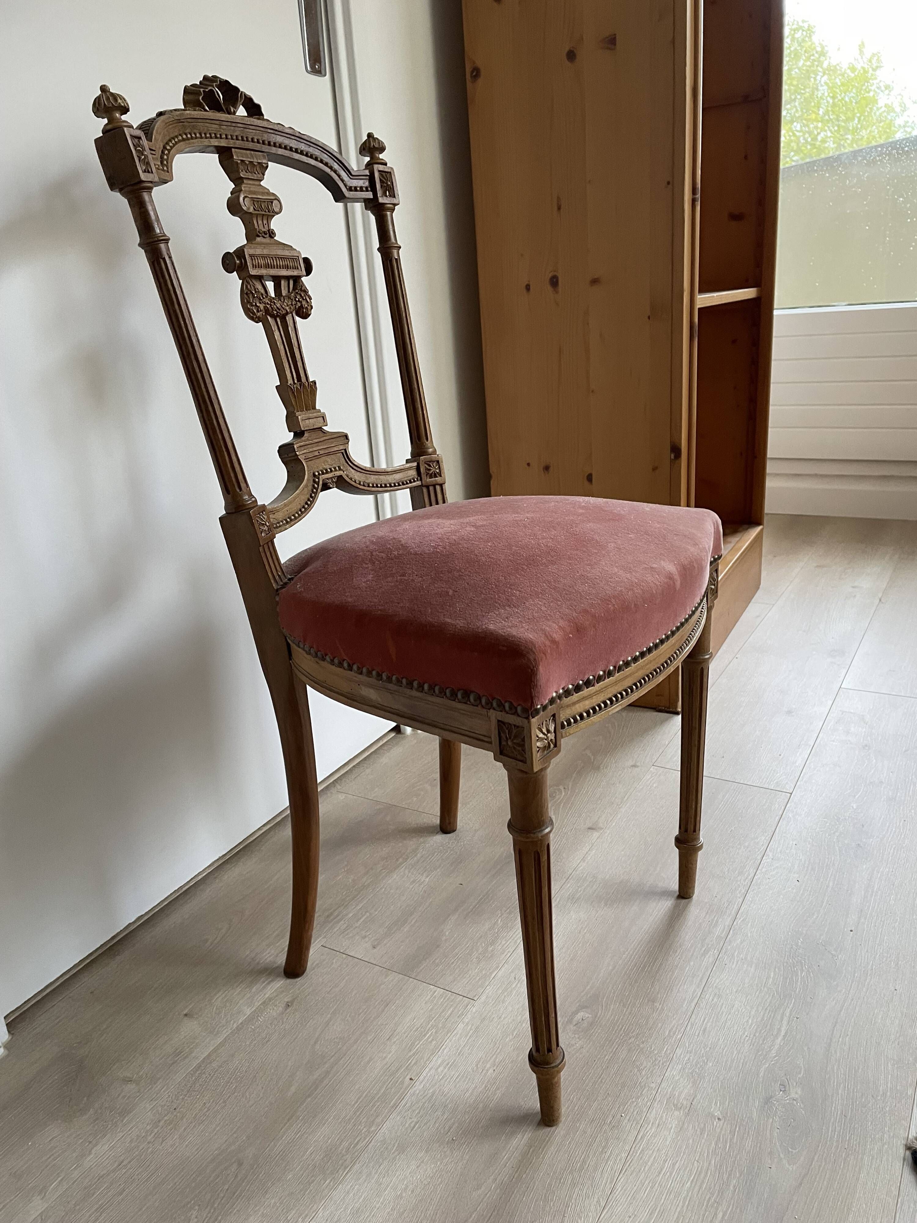 Elegant Louis XVI style chair in carved wood and antique velvet