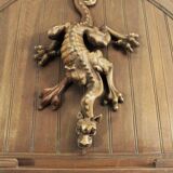 Cheminée gothique, bois, motif de salamandre, sorcière et ermire