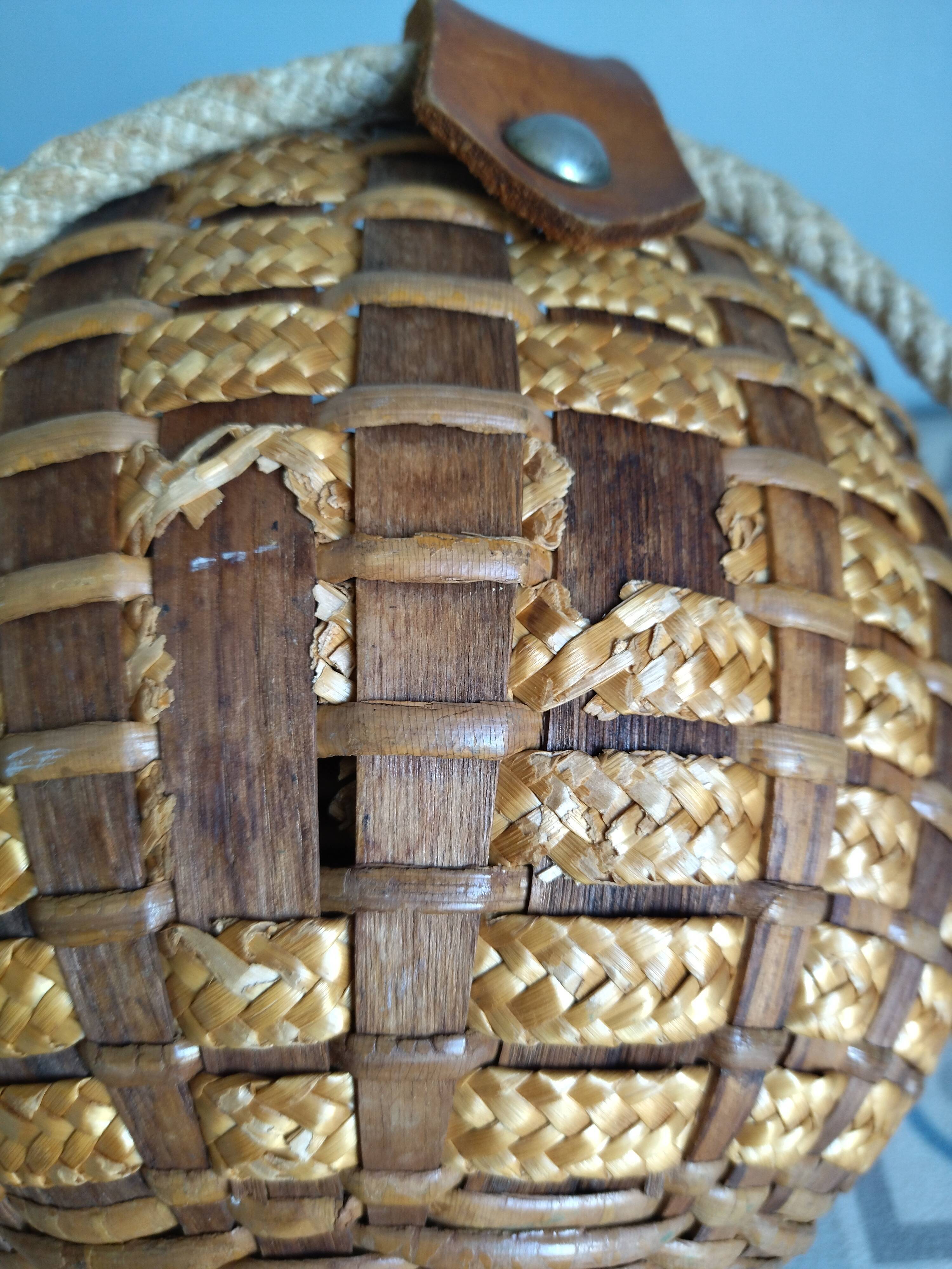 Wicker/rattan basket with handles
