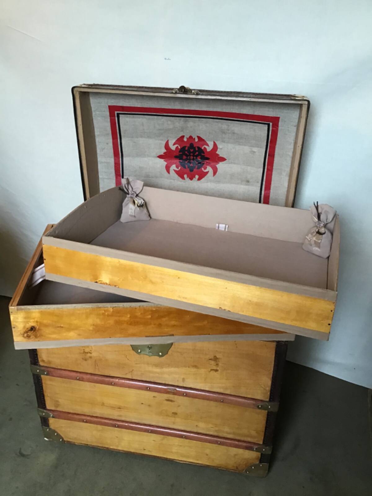 "Le Louvre Paris" curved trunk 70x50x65